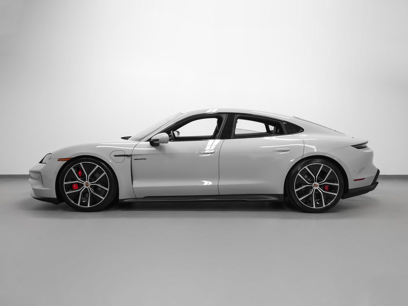 New 2026 Porsche Taycan GTS image 2