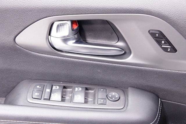 Used 2025 Chrysler Pacifica Select image 25