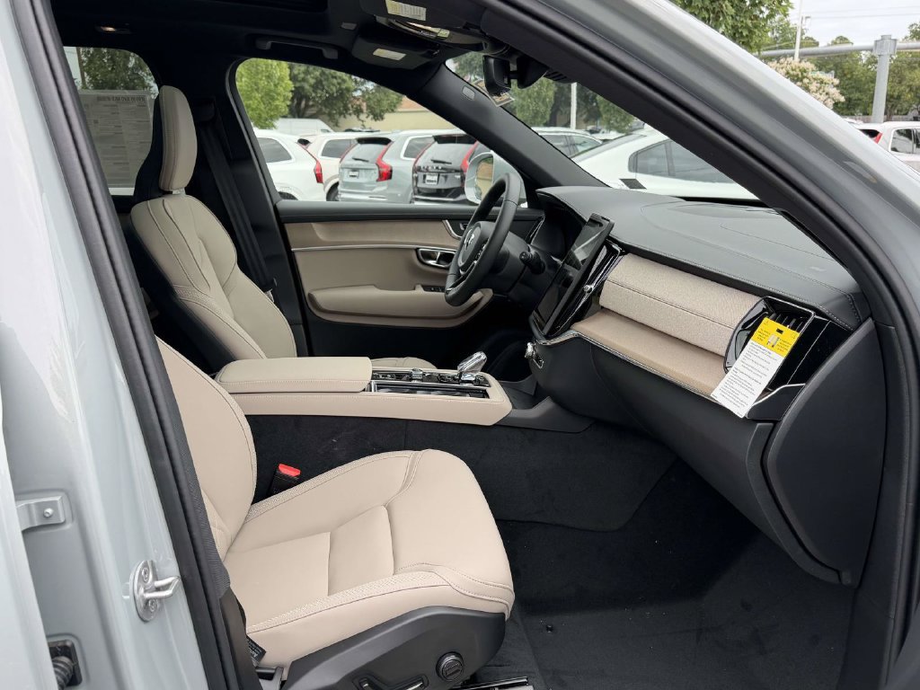 New 2026 Volvo XC90 B5 Plus w/ Protection Package Premier AWD/4WD image 11