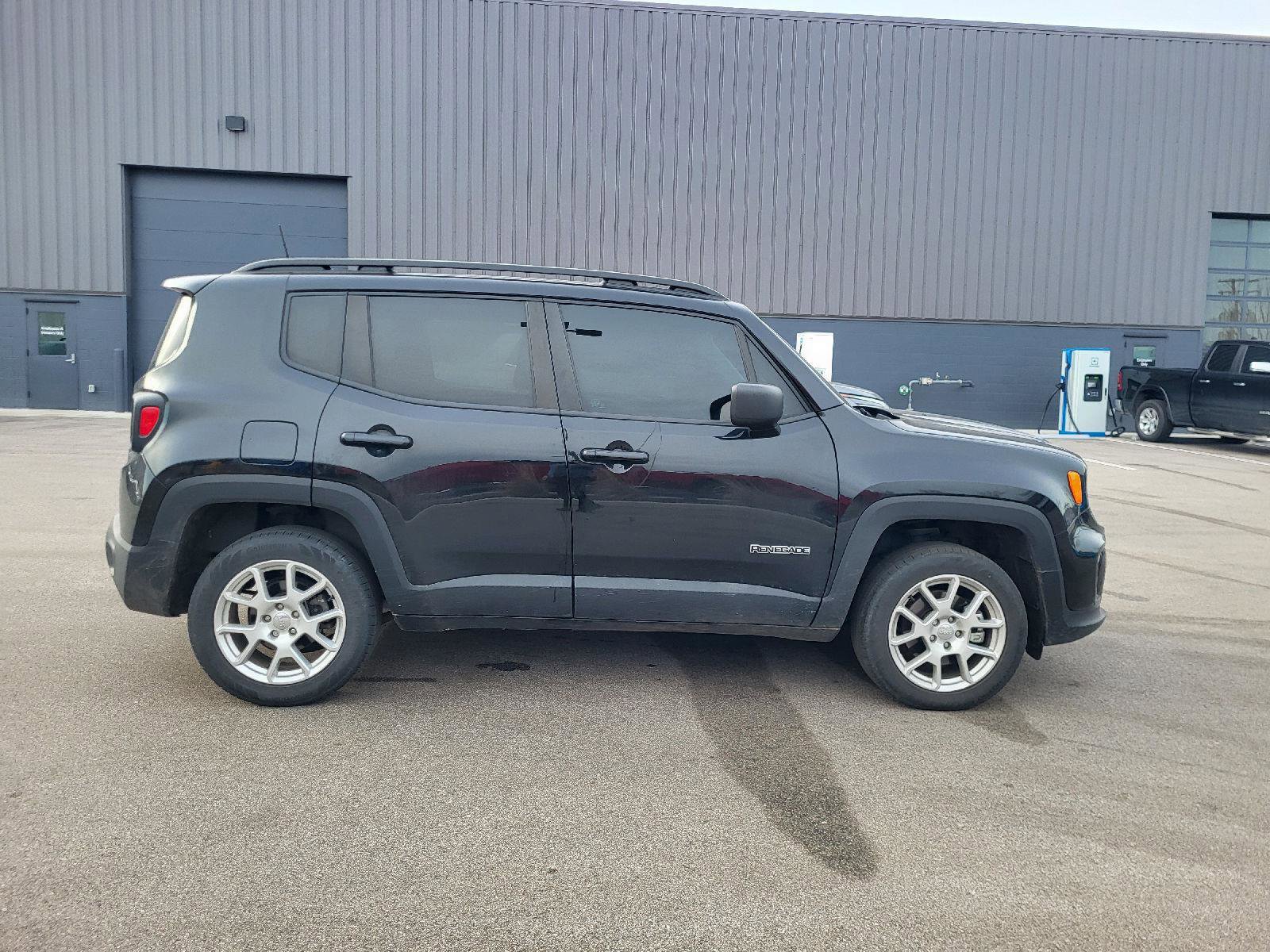 Used 2023 Jeep Renegade Latitude w/ Premium Group image 2