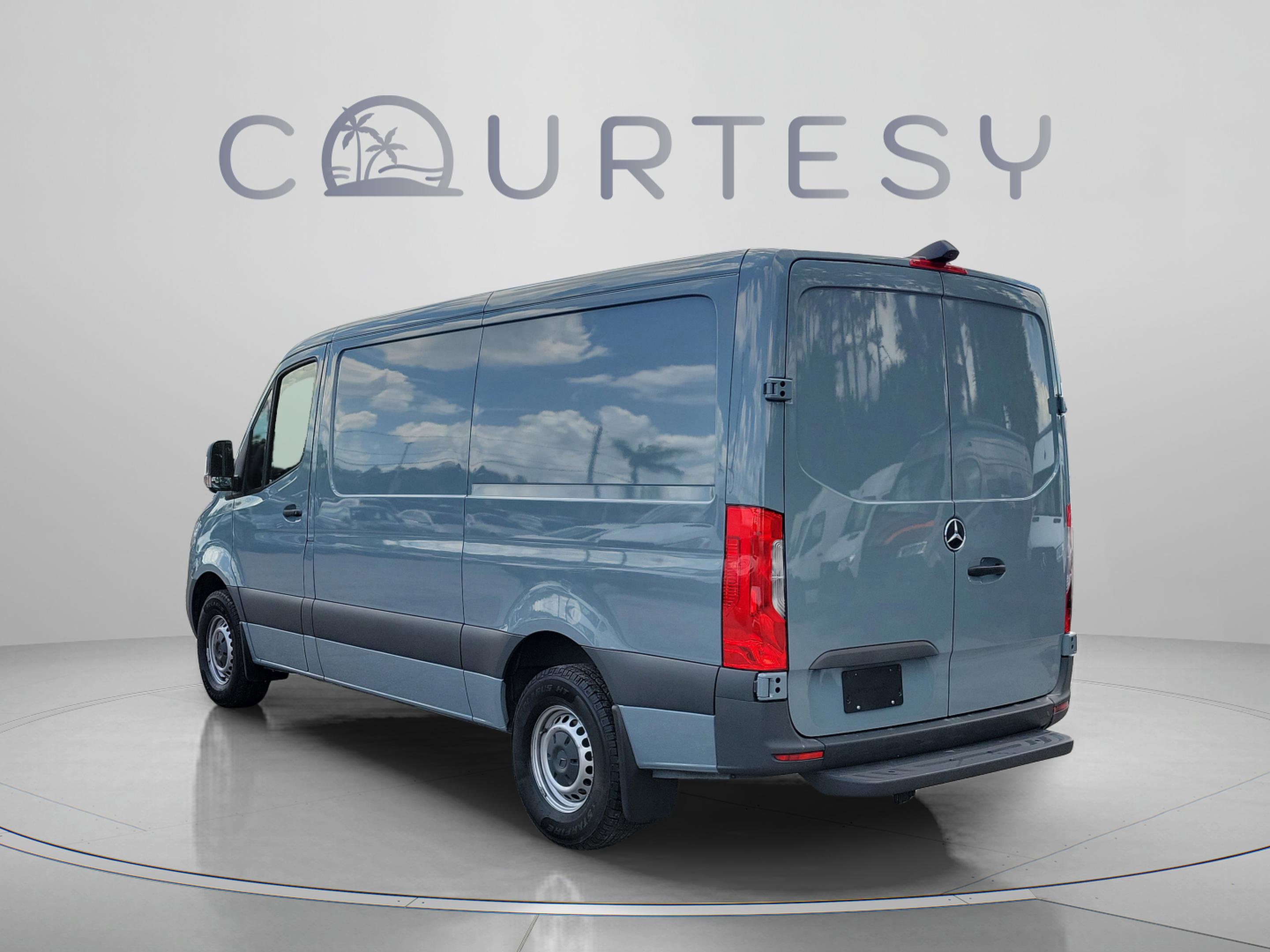 Used 2024 Mercedes-Benz Sprinter 2500 image 2