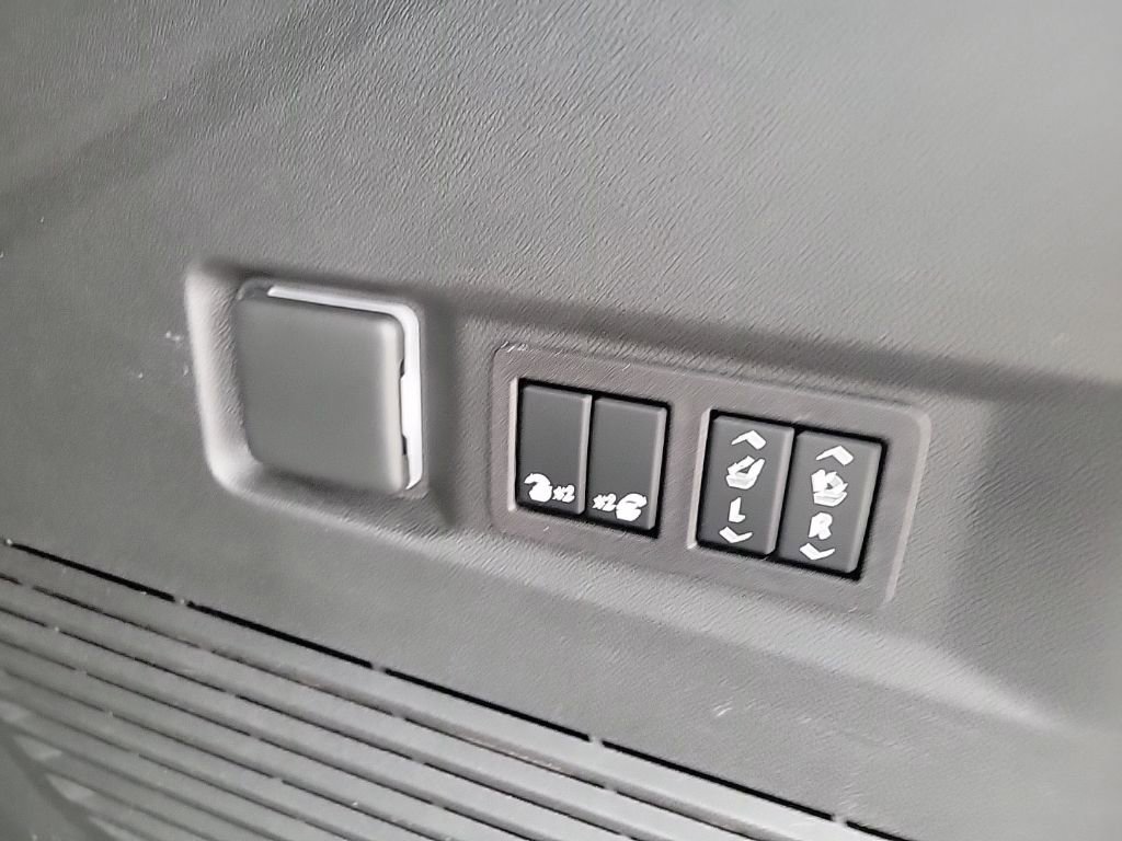 Used 2023 GMC Yukon SLT w/ SLT Luxury Package AWD/4WD image 11