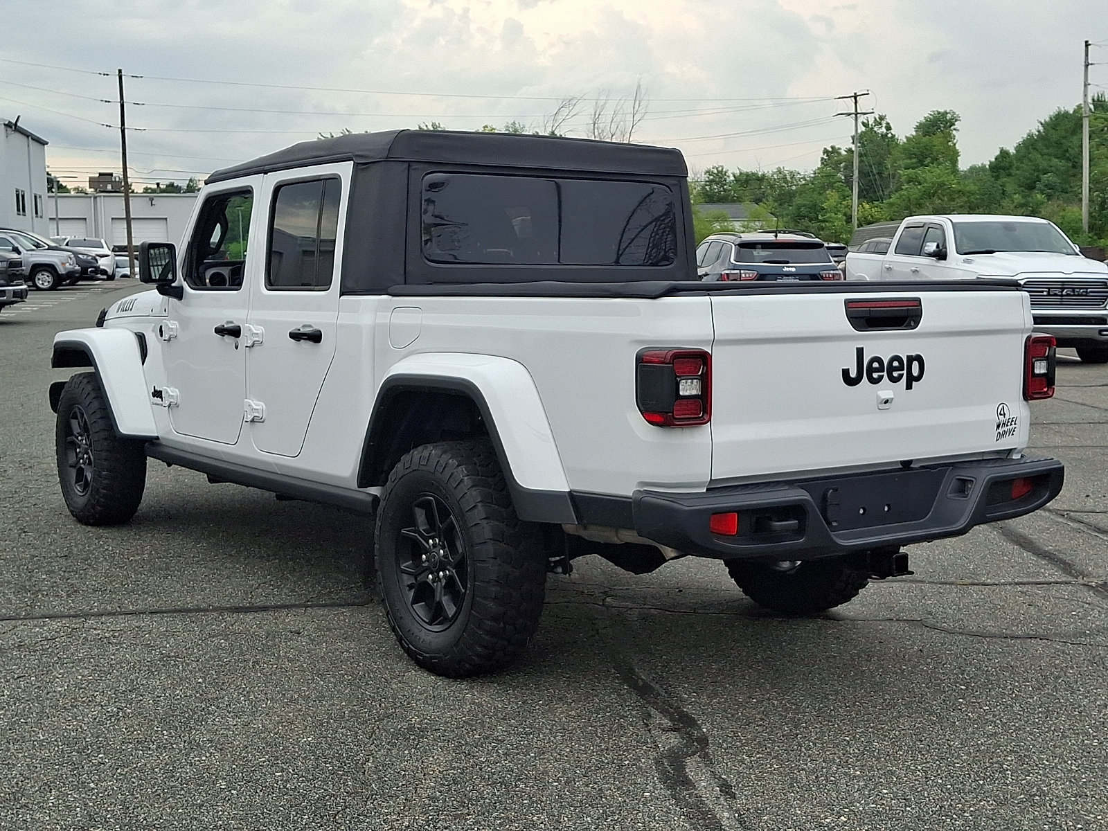 Used 2025 Jeep Gladiator Sport AWD/4WD image 4