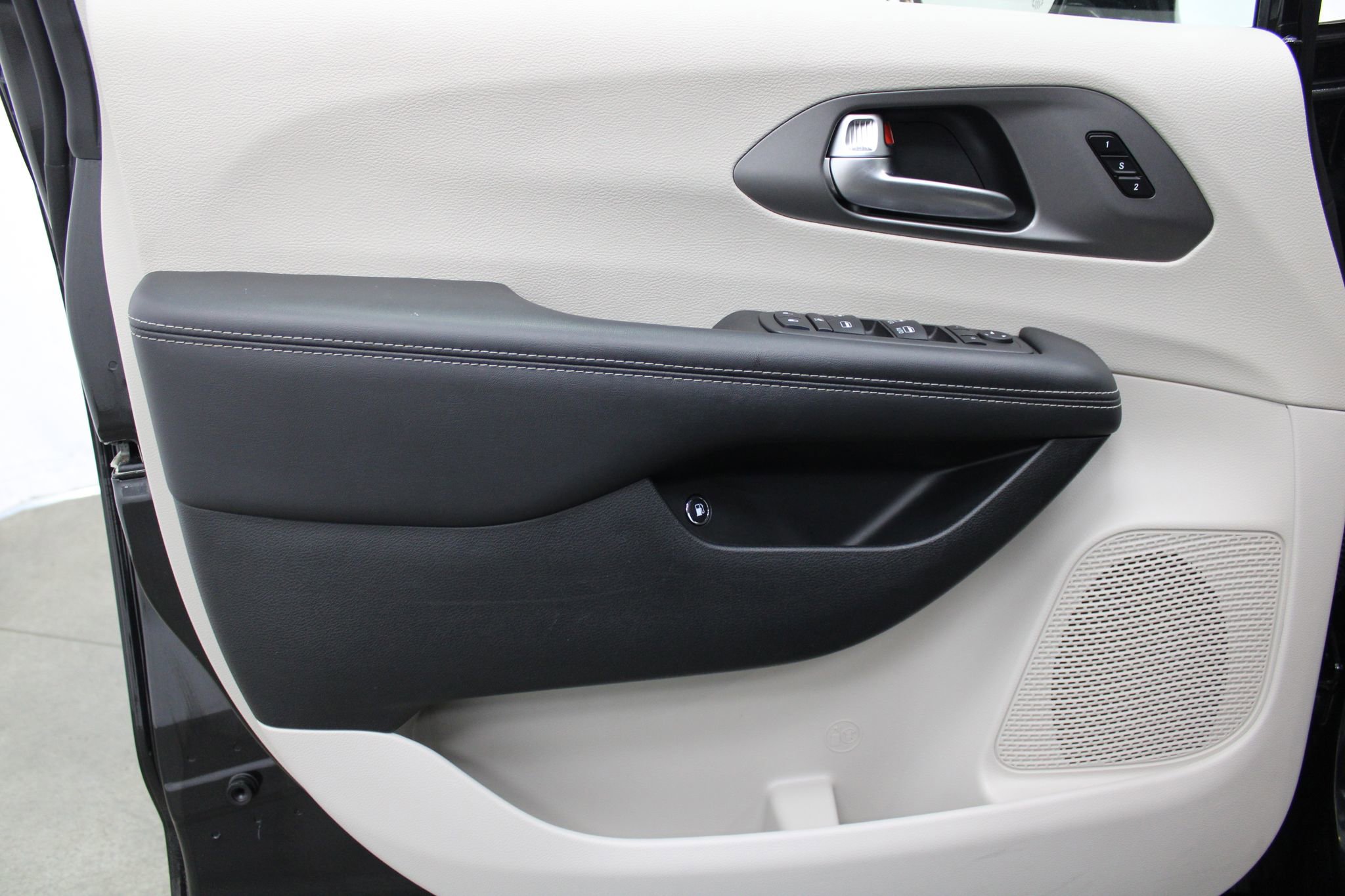 Used 2024 Chrysler Pacifica Select image 9