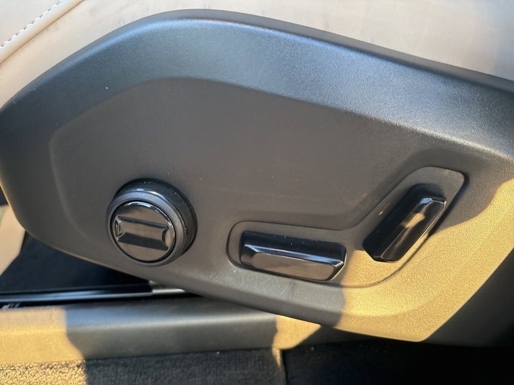 Certified 2025 Volvo XC90 B6 Plus image 22