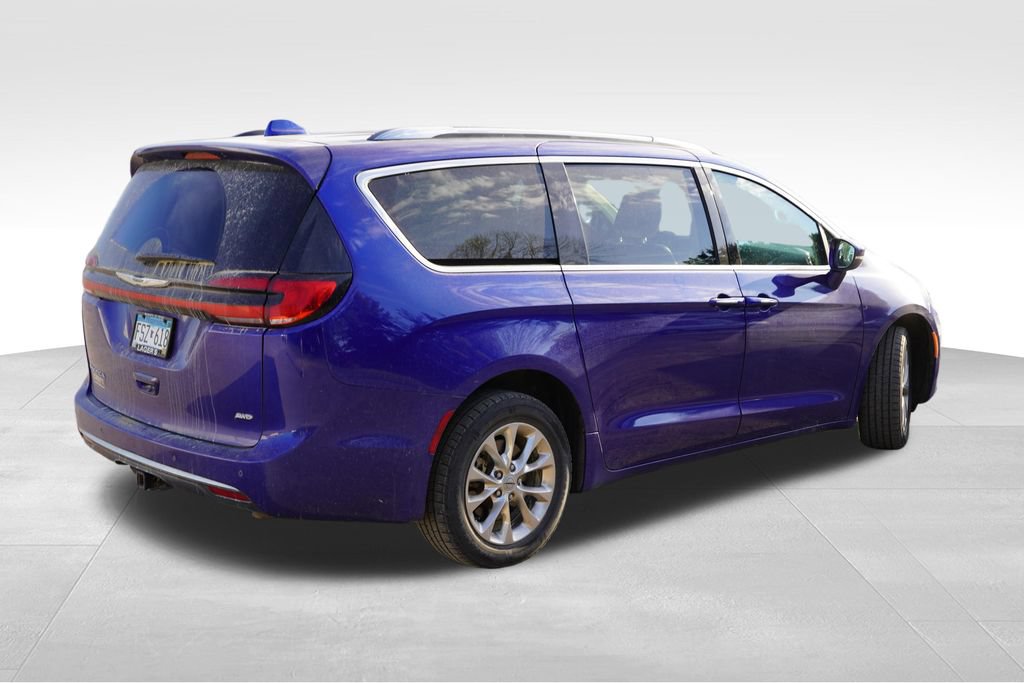 Used 2021 Chrysler Pacifica Touring-L w/ Uconnect Theater Family Group AWD/4WD image 3