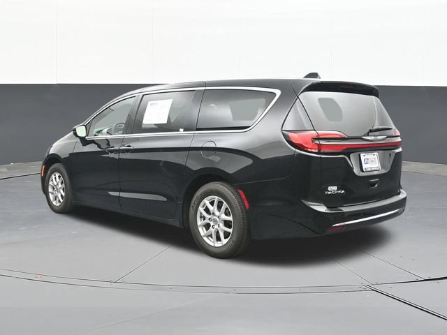 Used 2024 Chrysler Pacifica Touring FWD image 9