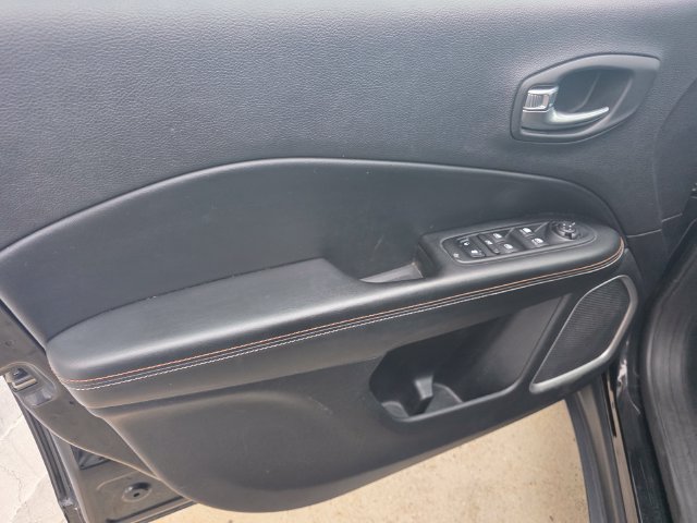 Used 2018 Jeep Compass Latitude w/ Popular Equipment Group FWD image 8