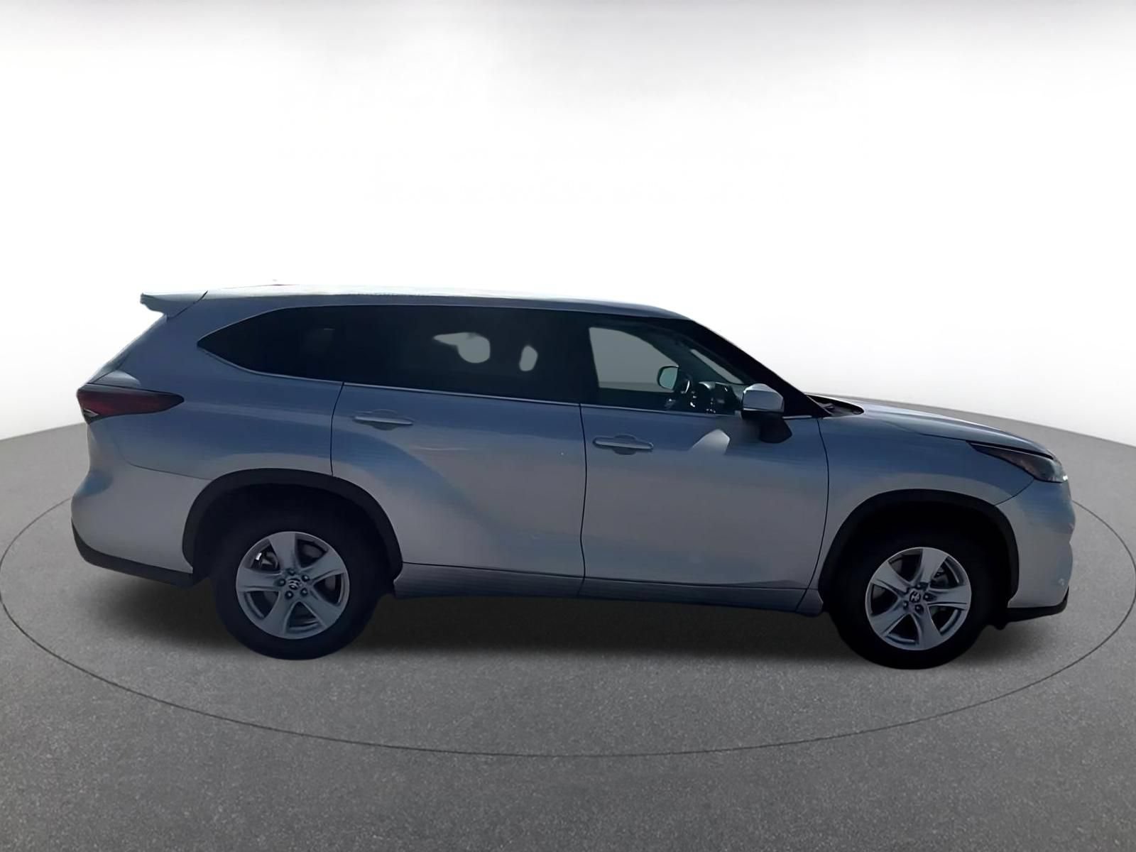 Used 2025 Toyota Highlander LE FWD image 16