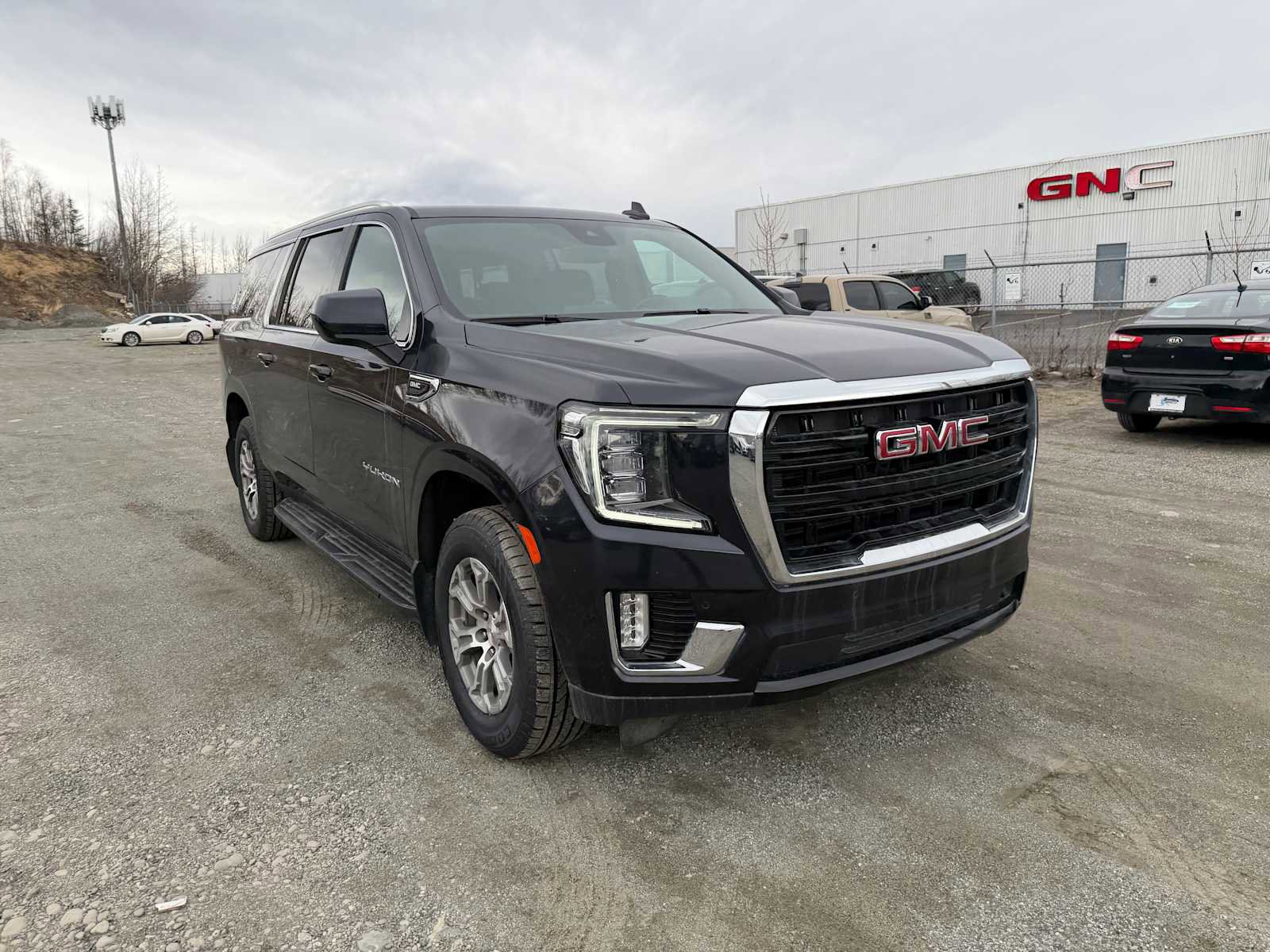 Used 2023 GMC Yukon XL SLE AWD/4WD image 5