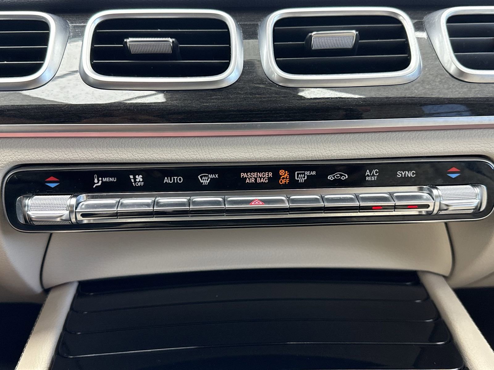 Used 2020 Mercedes-Benz GLE 350 4MATIC w/ Premium Package image 24