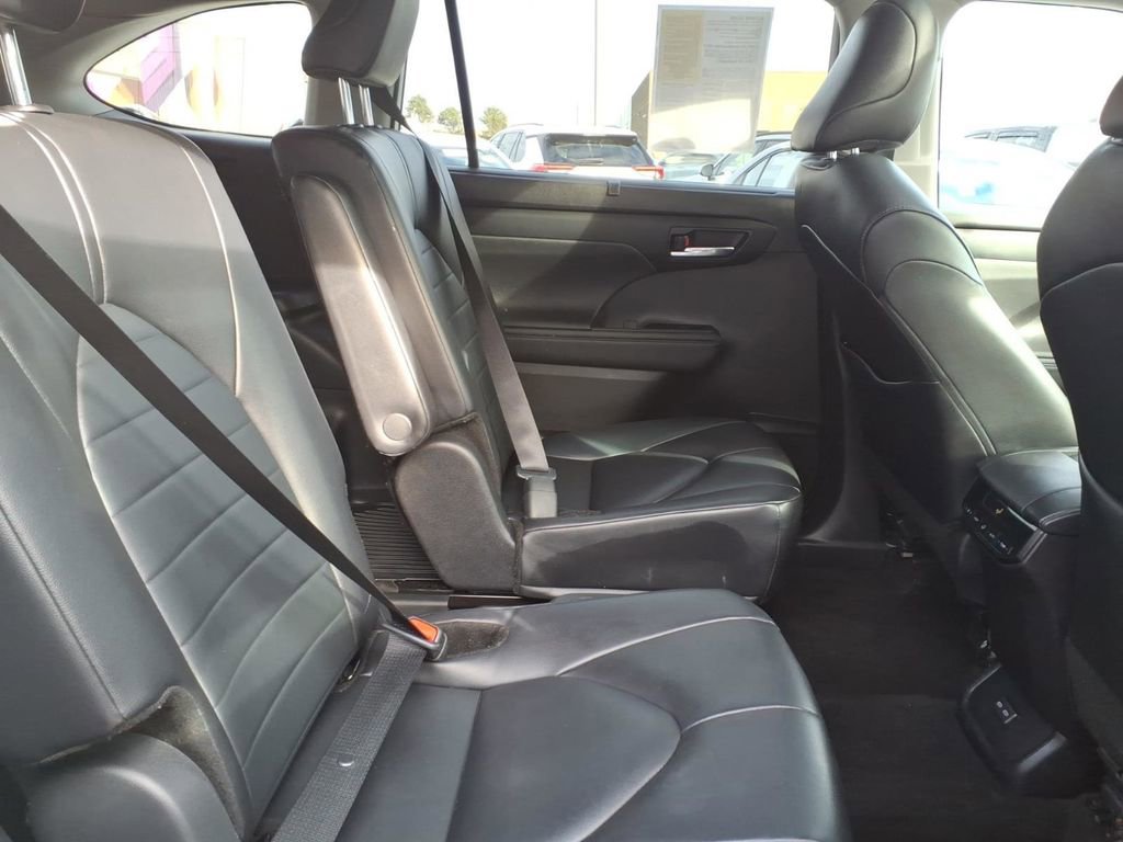 Certified 2024 Toyota Highlander XLE image 28