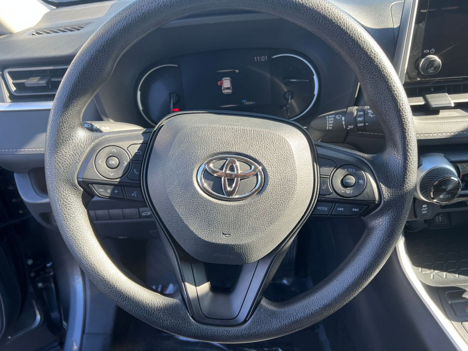 Used 2025 Toyota RAV4 XLE image 28