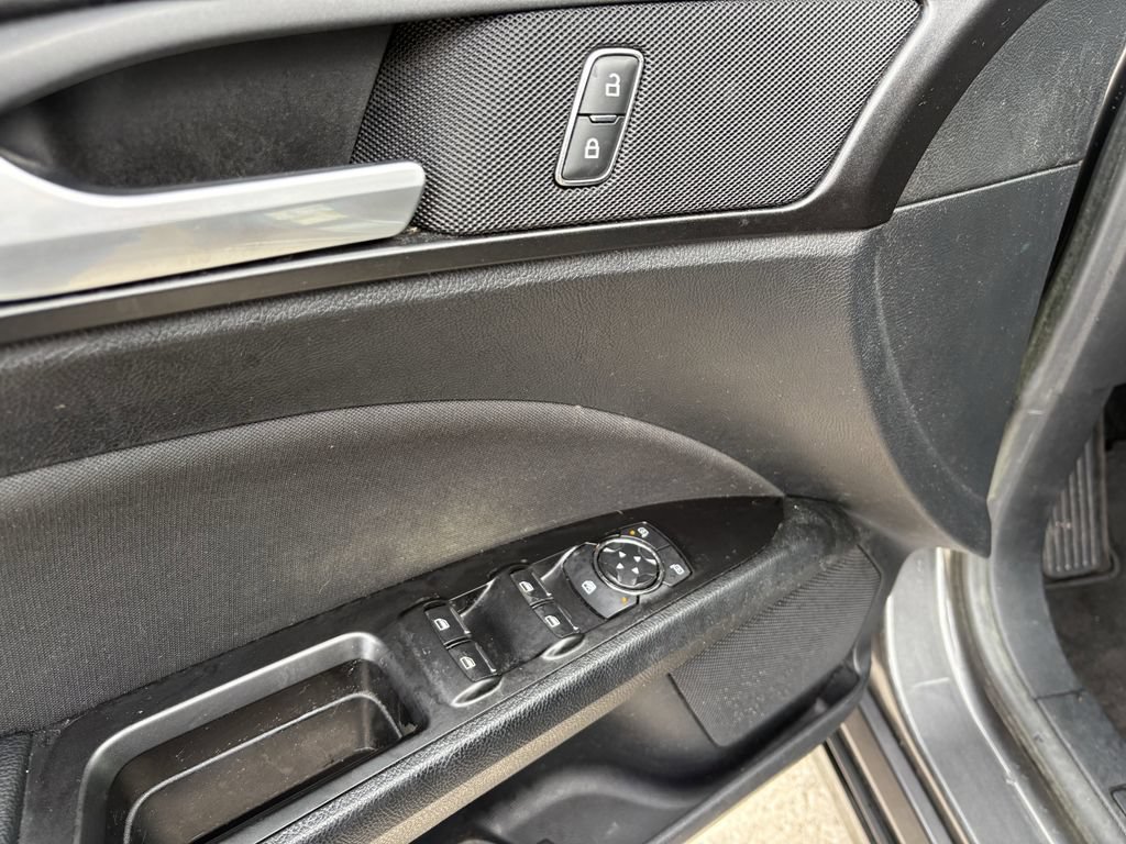 Used 2018 Ford Fusion SE w/ Equipment Group 201A FWD image 11