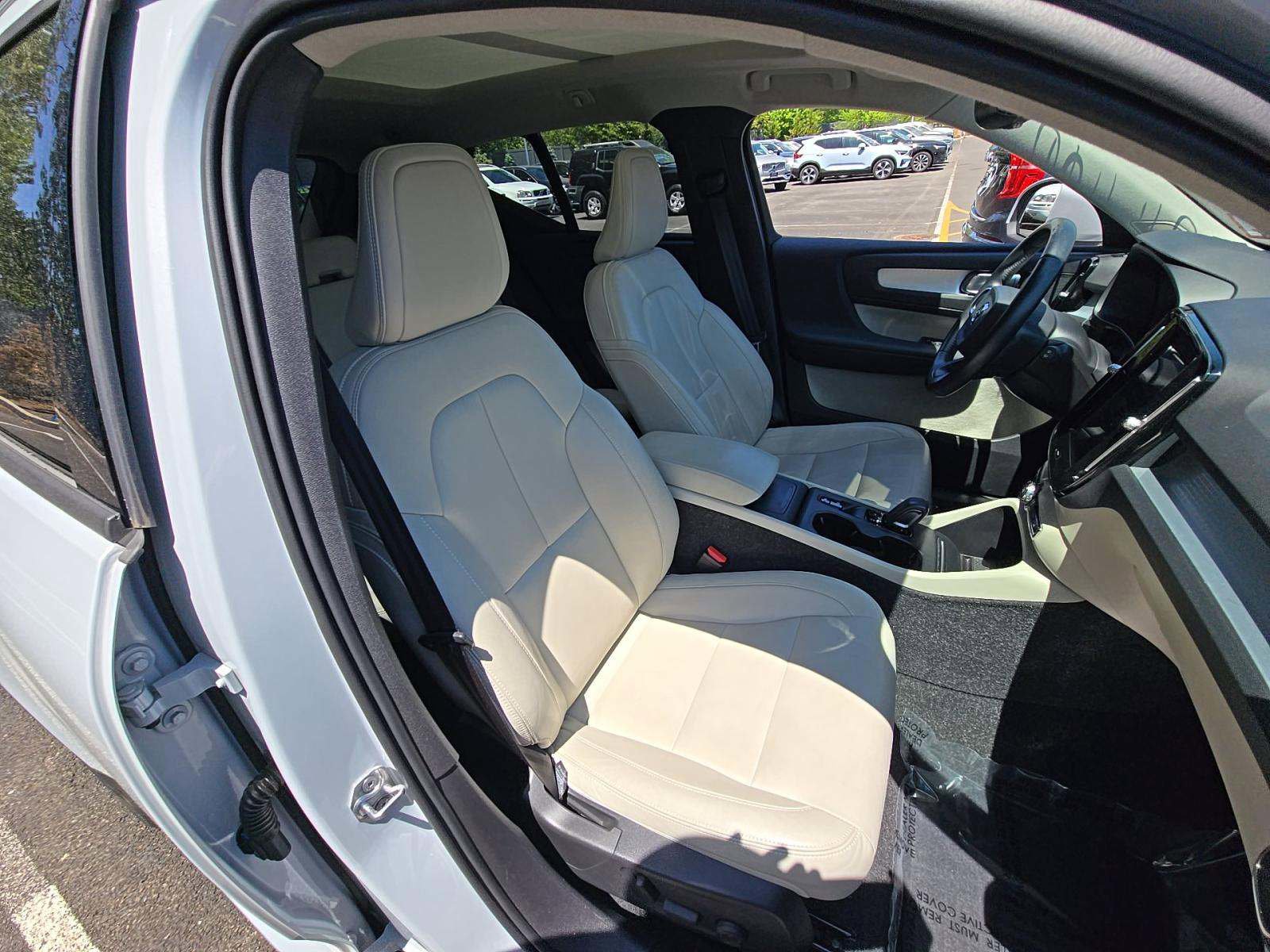 Used 2021 Volvo XC40 T5 Momentum w/ Protection Package AWD/4WD image 7