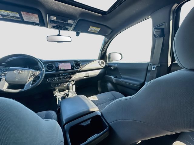 Used 2017 Toyota Tacoma TRD Off-Road w/ Premium & Technology Package AWD/4WD image 24