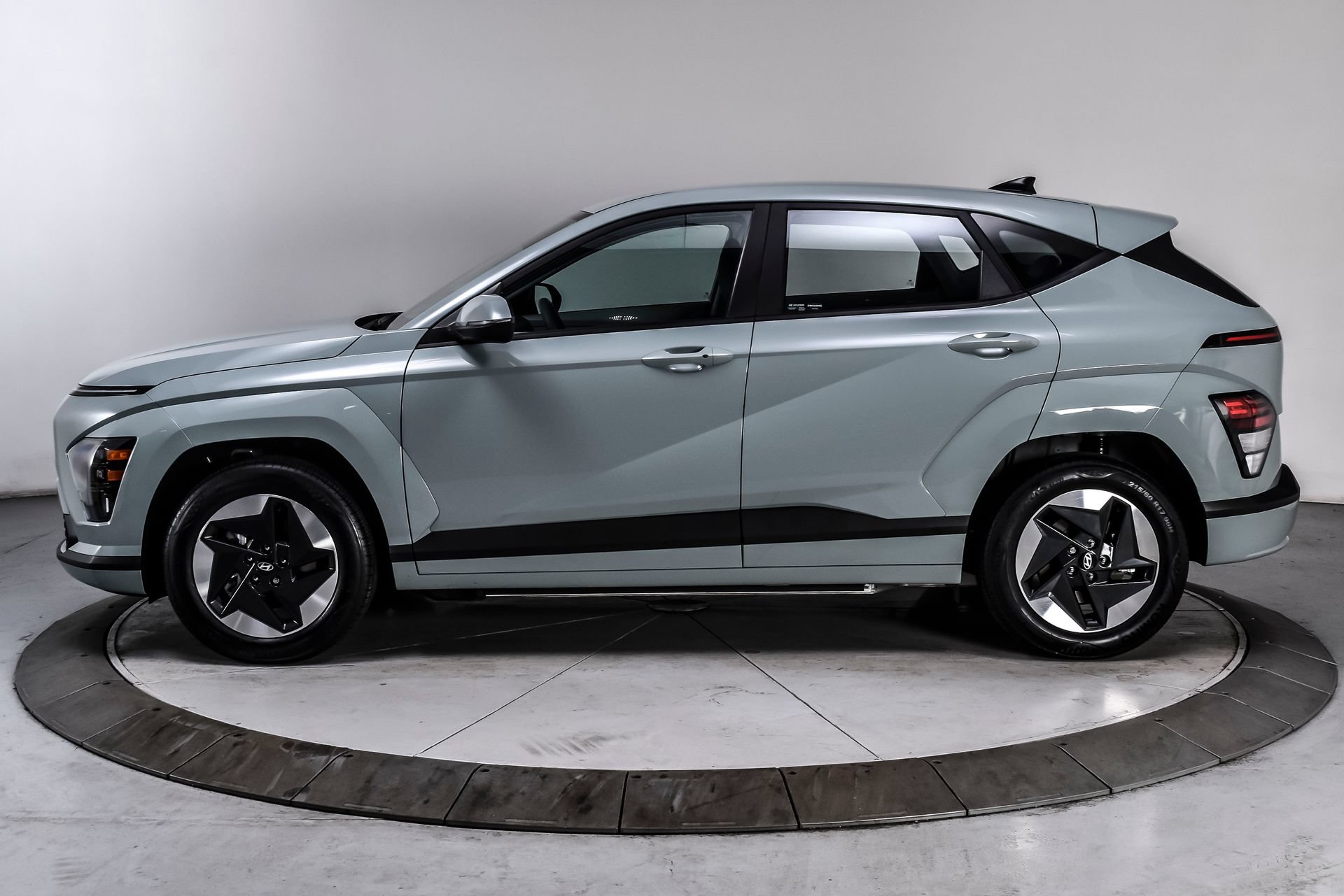 Used 2024 Hyundai Kona SE FWD image 3