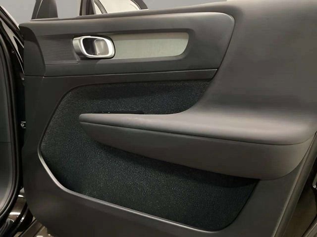Used 2025 Volvo XC40 B5 Core image 85