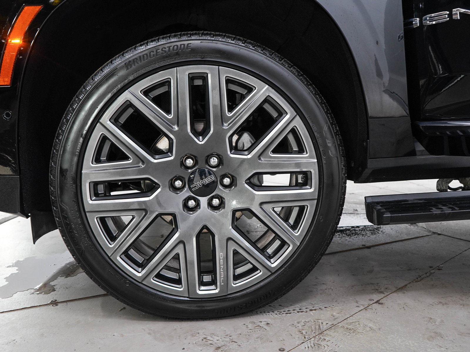 Used 2025 GMC Yukon XL Denali Ultimate AWD/4WD image 33