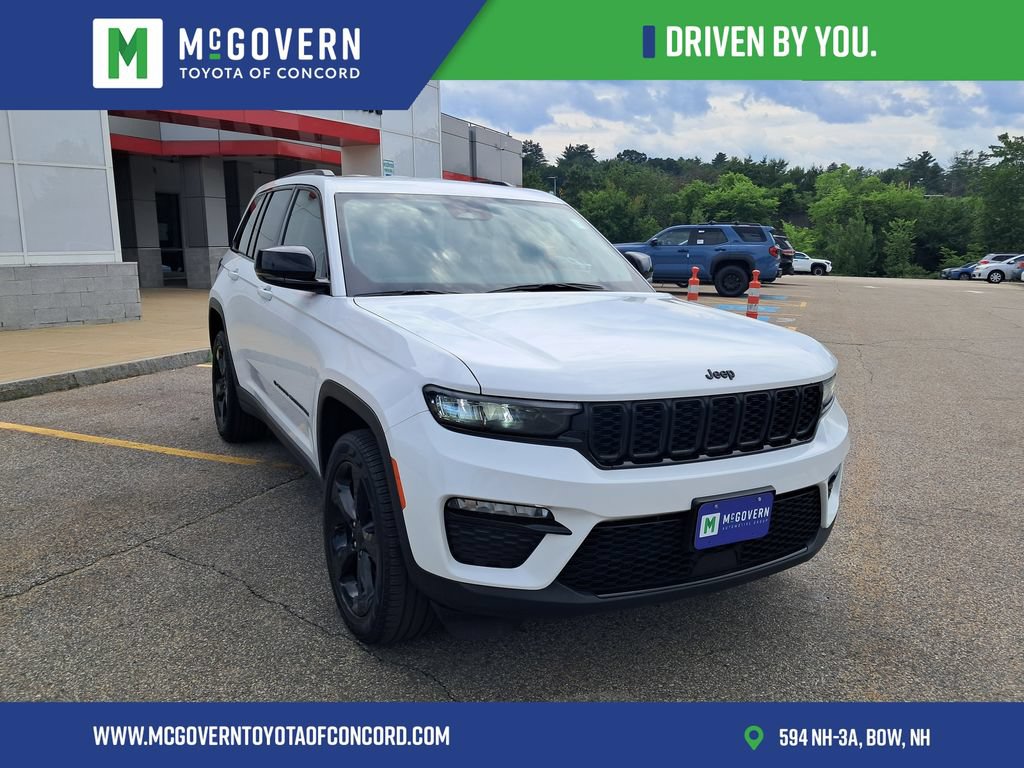 Used 2023 Jeep Grand Cherokee Limited w/ Black Appearance Package AWD/4WD image 11