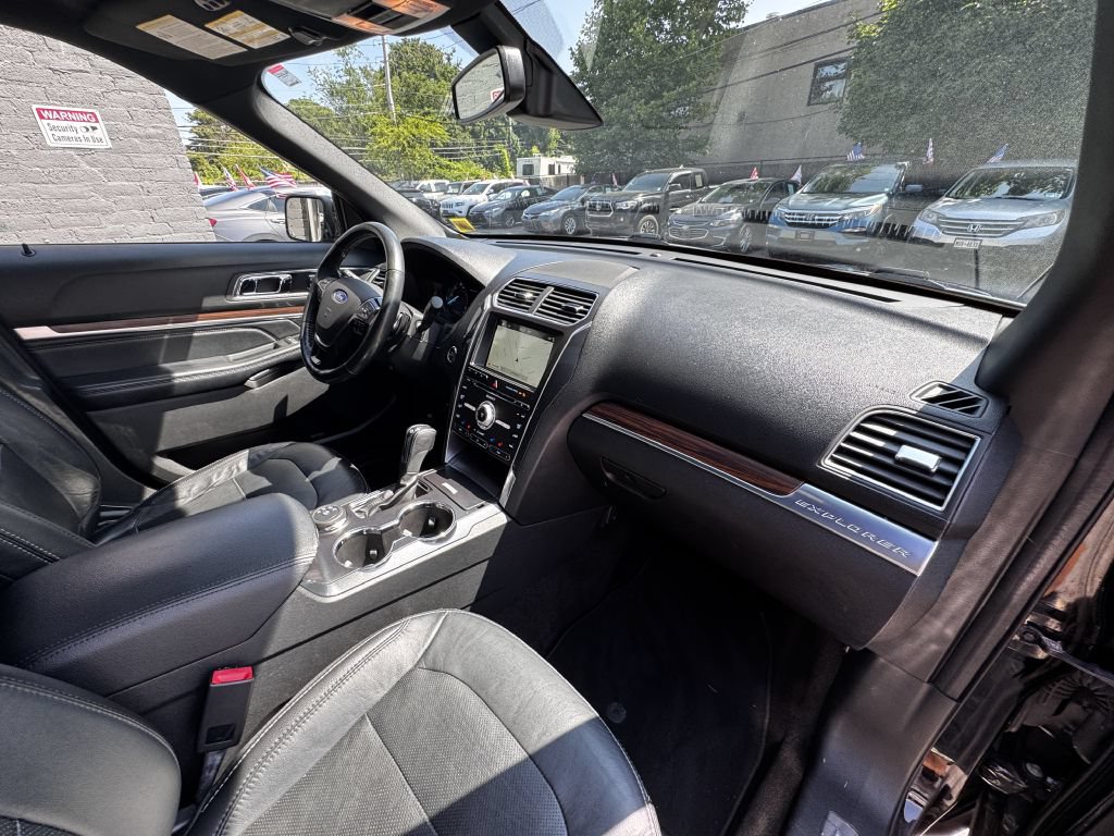 Used 2017 Ford Explorer Limited w/ Equipment Group 301A AWD/4WD image 20