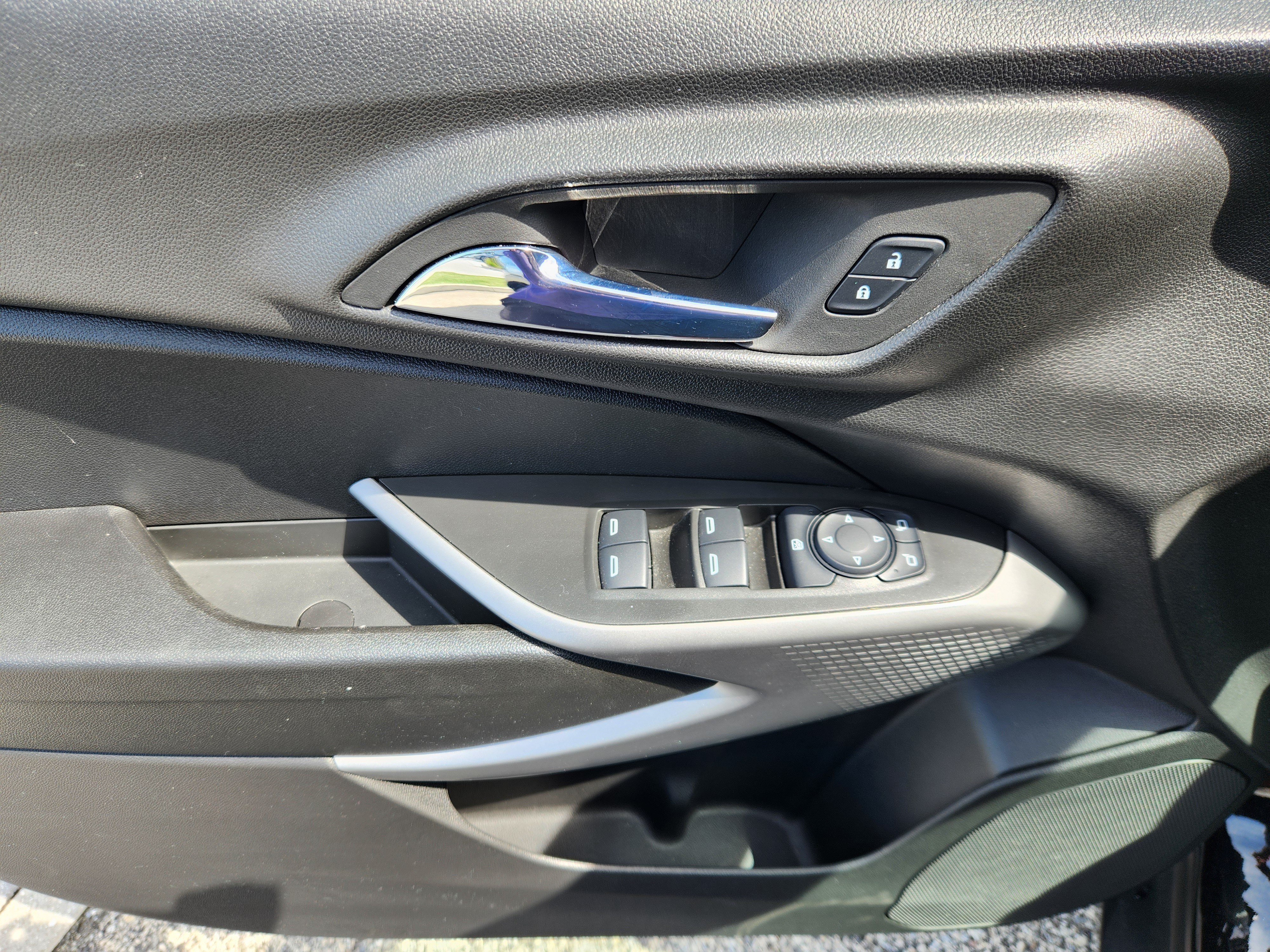Used 2024 Chevrolet Trax RS w/ Sunroof Package FWD image 17