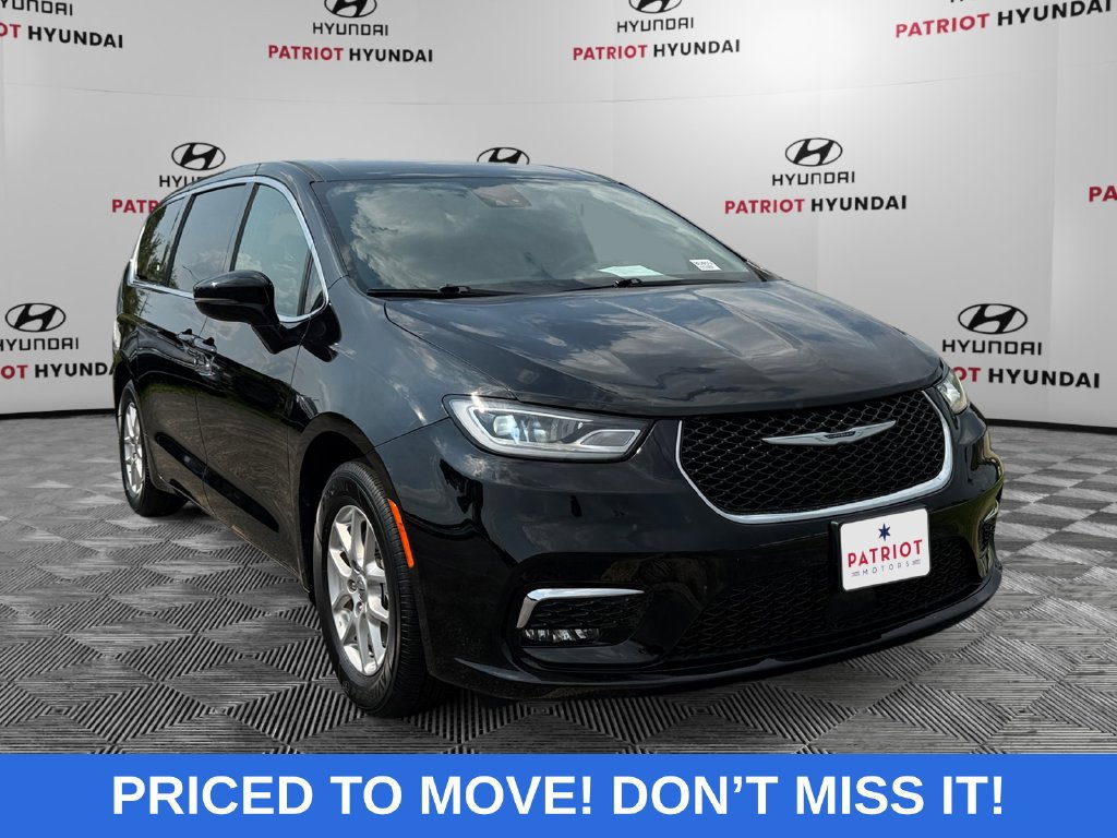 Used 2025 Chrysler Pacifica Select FWD 360° Tour