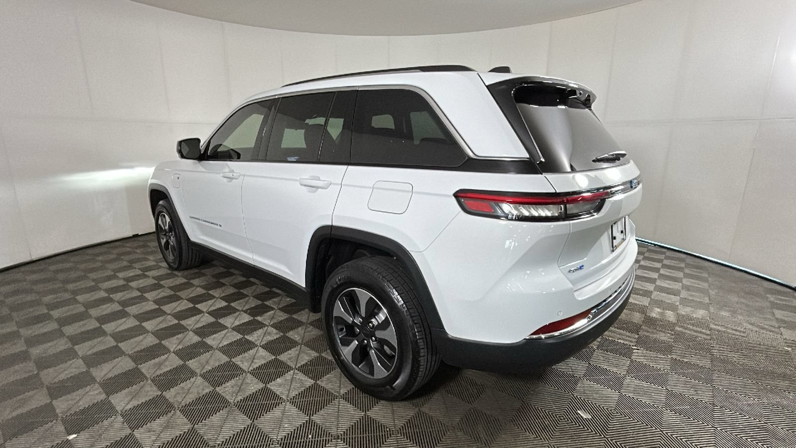 Used 2022 Jeep Grand Cherokee Limited 4xe w/ Luxury Tech Group II AWD/4WD image 5