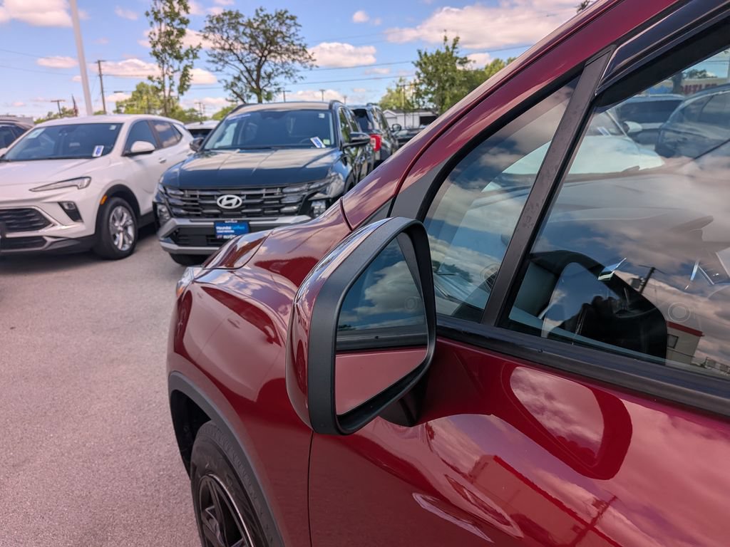 Used 2021 Chevrolet Trax LT w/ Premium Seat Package AWD/4WD image 39