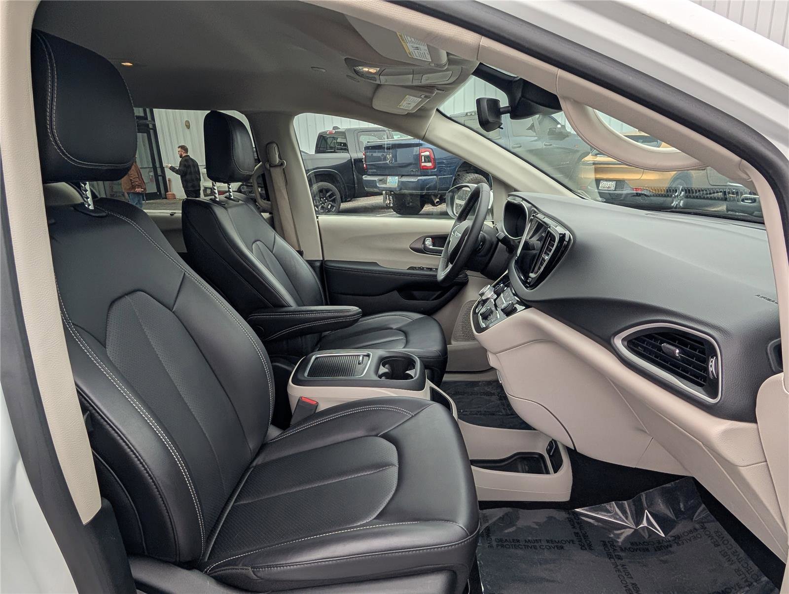 Used 2023 Chrysler Pacifica Touring-L image 10
