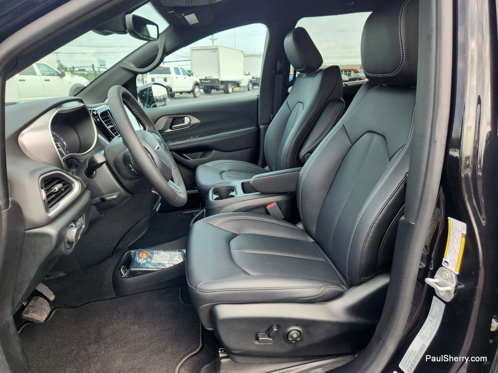 New 2025 Chrysler Voyager LX image 35