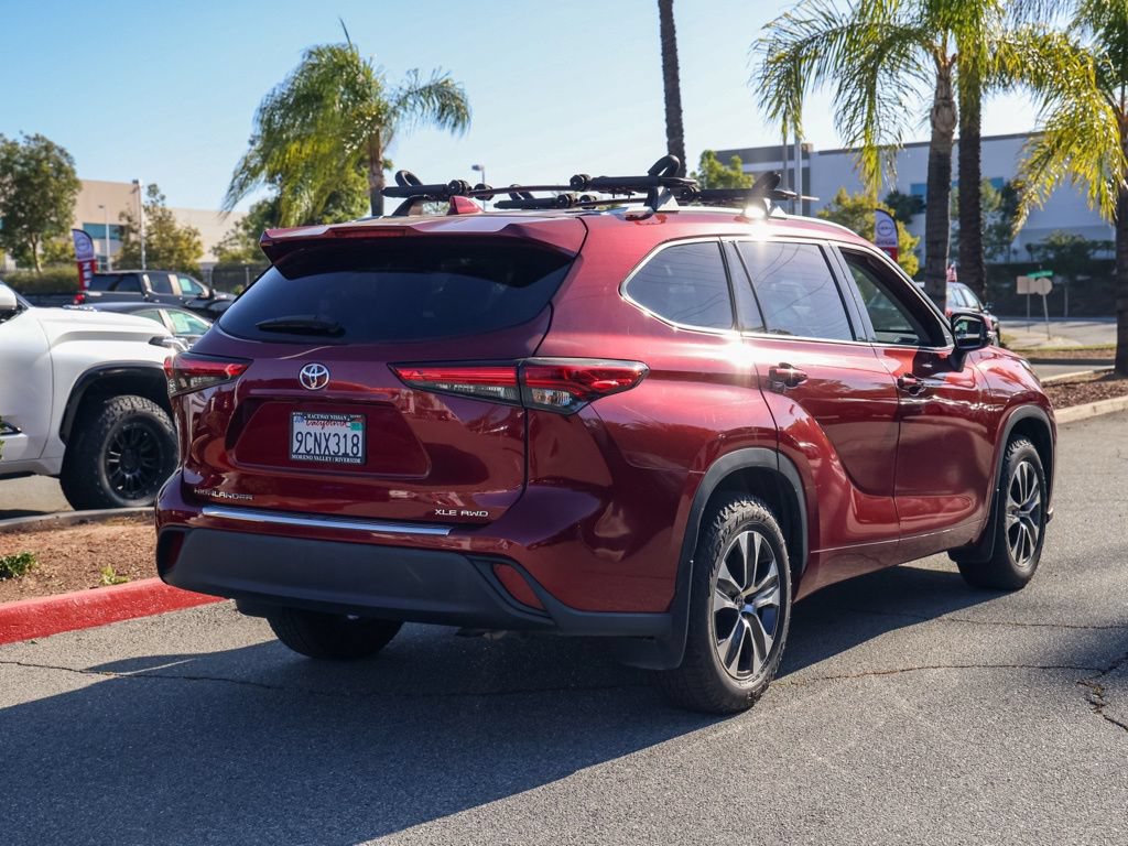 Used 2022 Toyota Highlander XLE AWD/4WD image 4