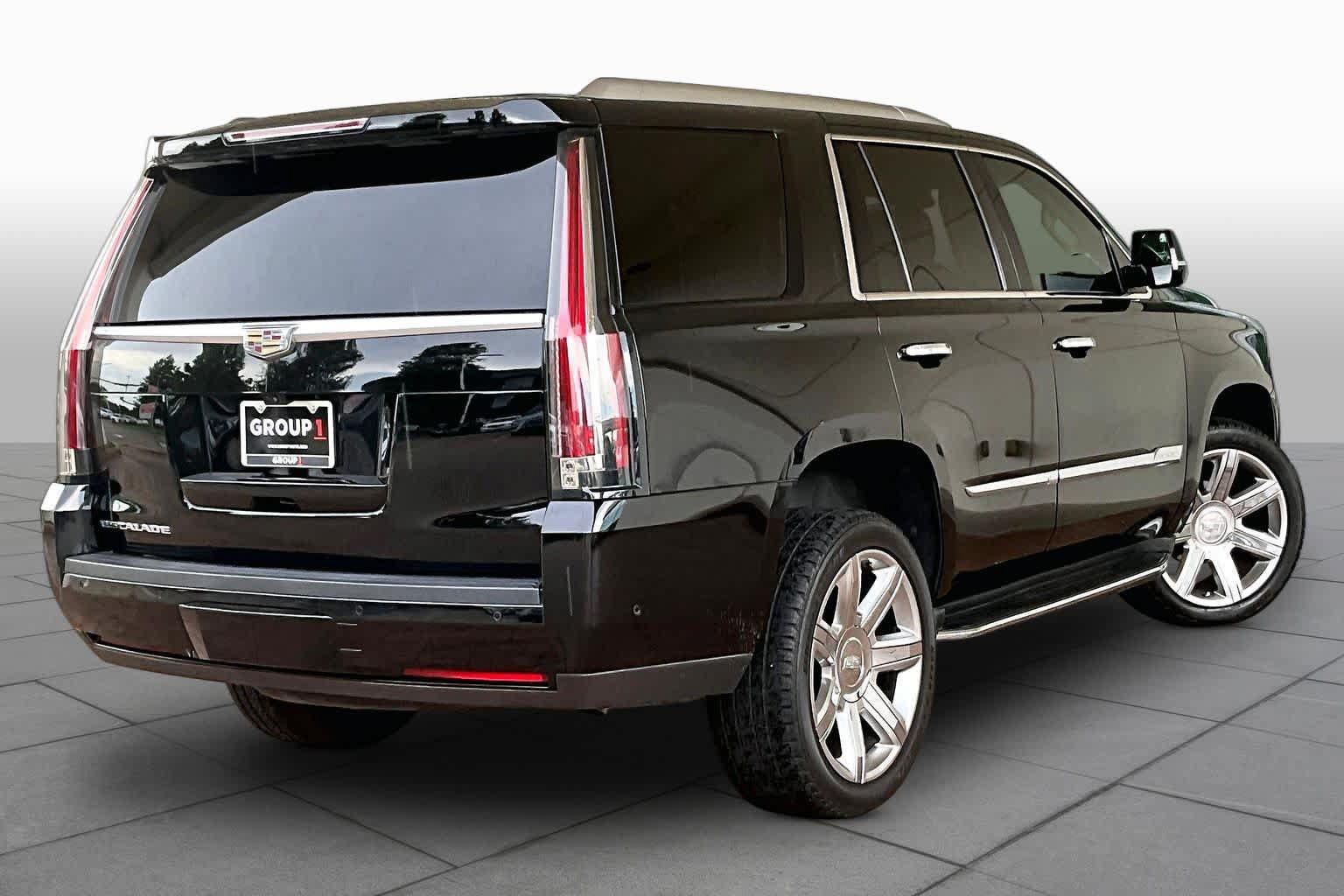 Used 2017 Cadillac Escalade Luxury AWD/4WD image 11