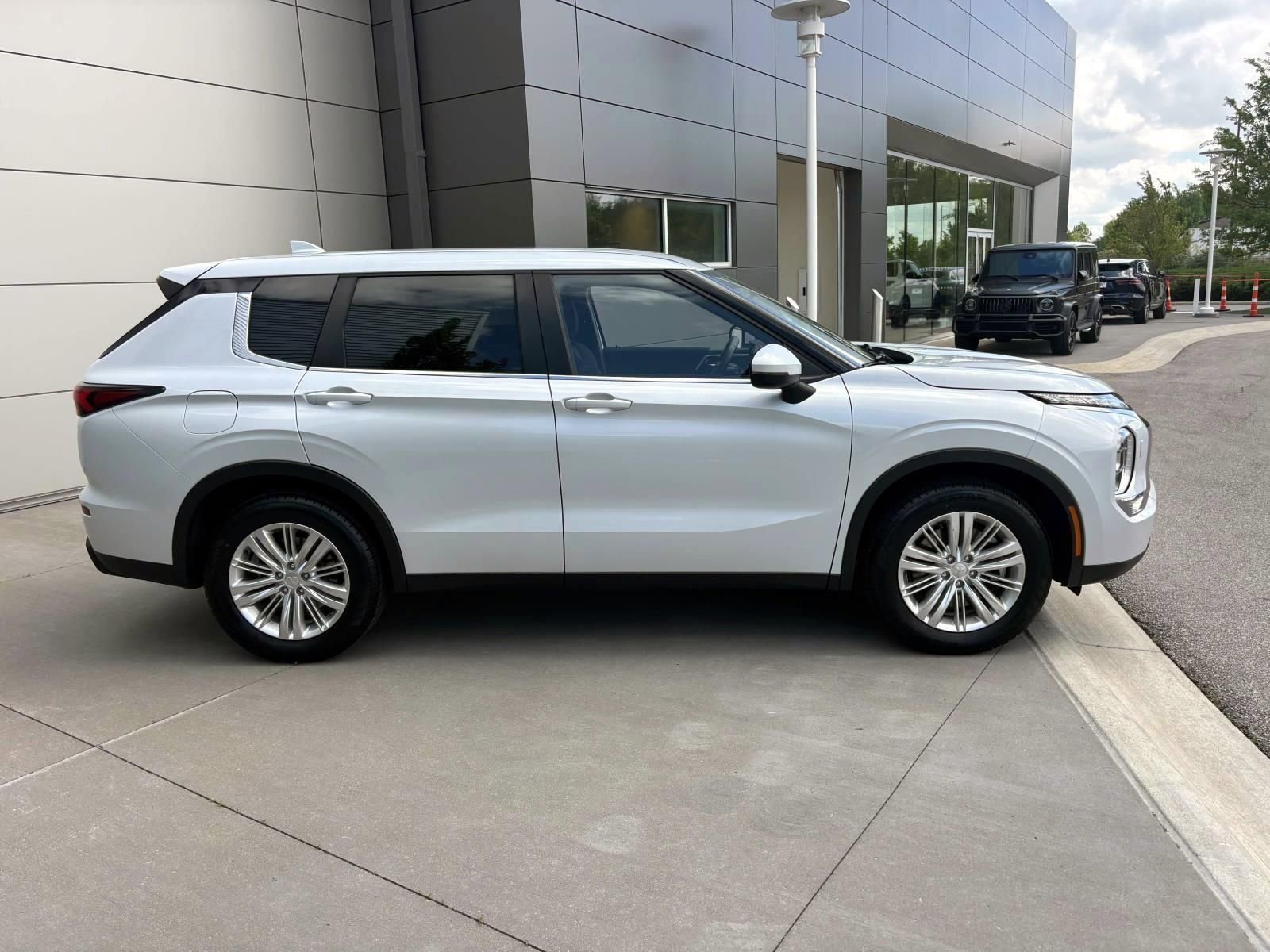Used 2023 Mitsubishi Outlander ES AWD/4WD image 4