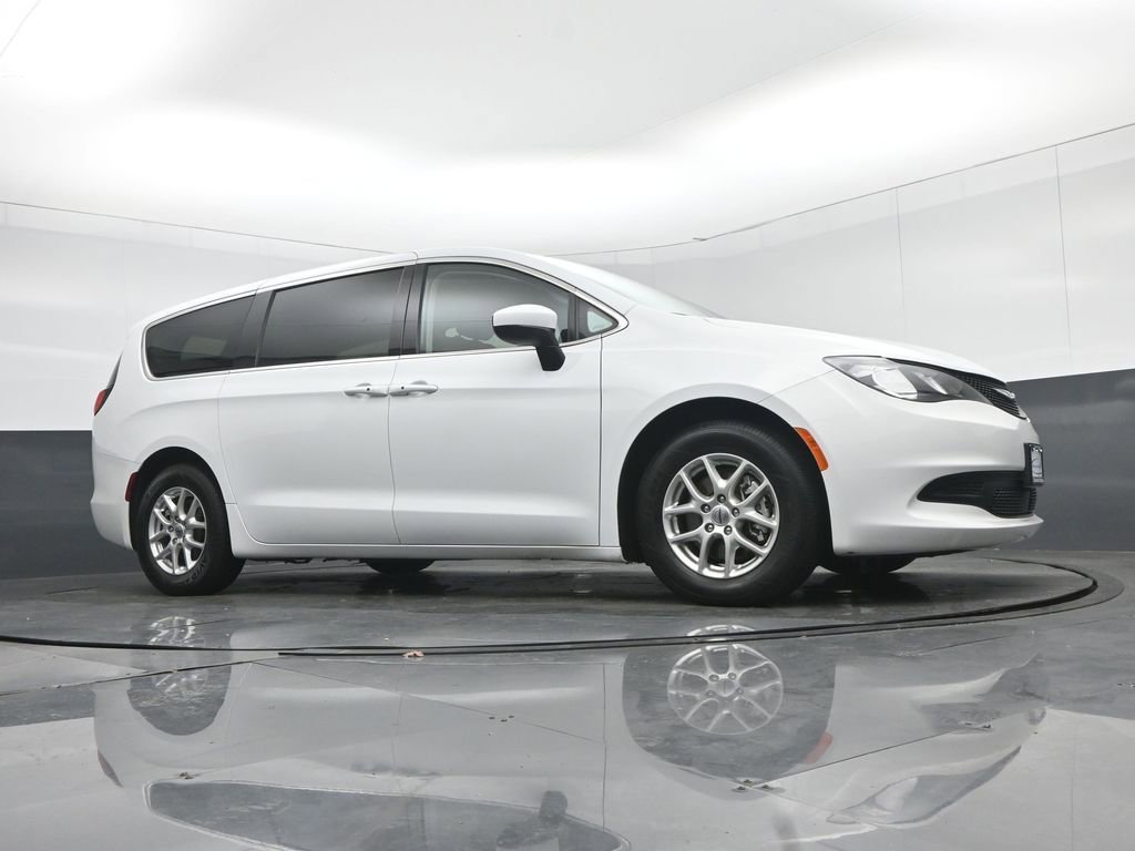 Used 2023 Chrysler Voyager LX image 67