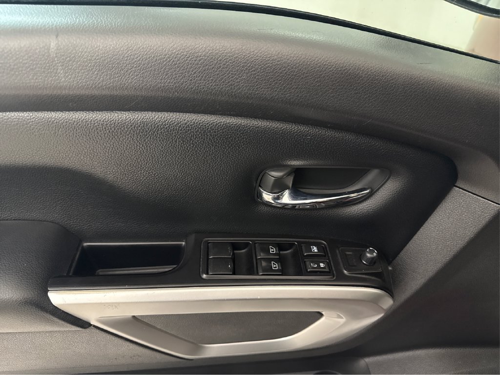 Used 2017 Nissan Titan SV RWD image 33