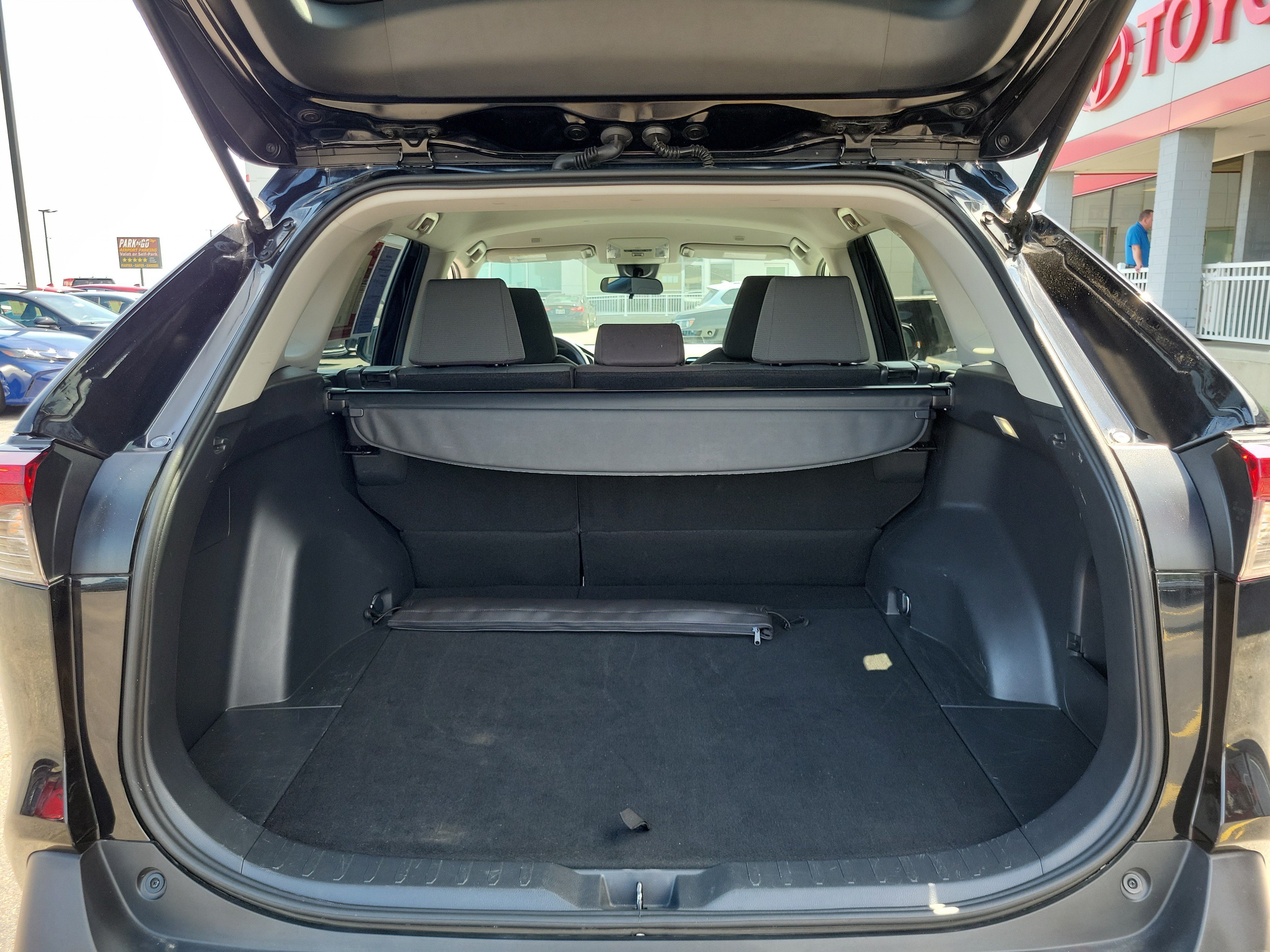 Used 2024 Toyota RAV4 XLE AWD/4WD image 8