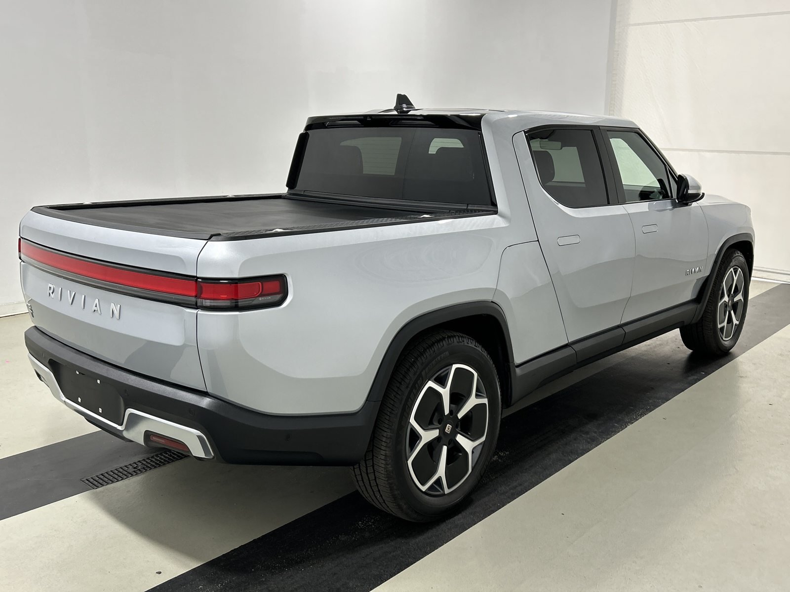 Used 2024 Rivian R1T Adventure Dual AWD/4WD image 5