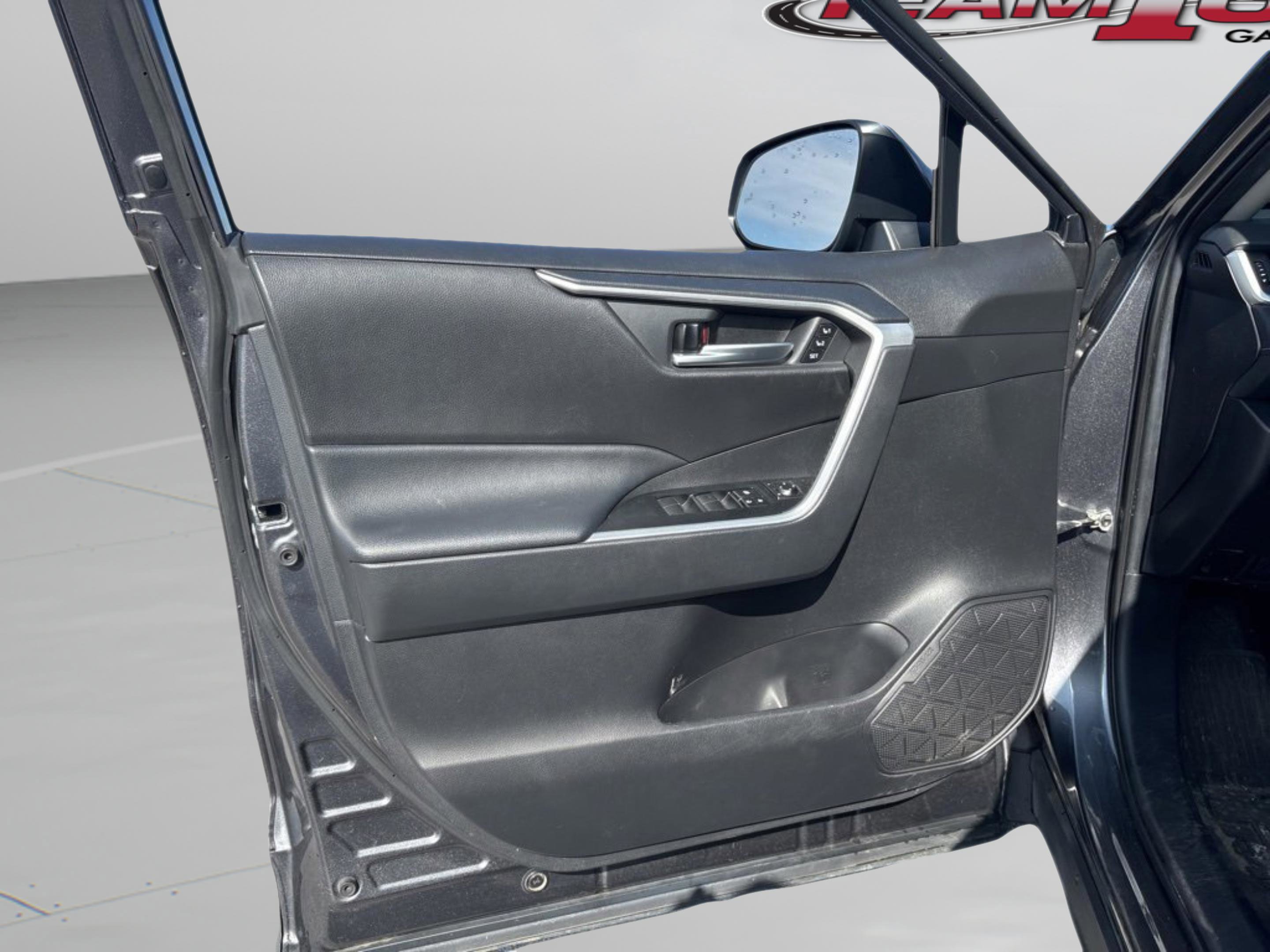 Used 2021 Toyota RAV4 XLE Premium image 31