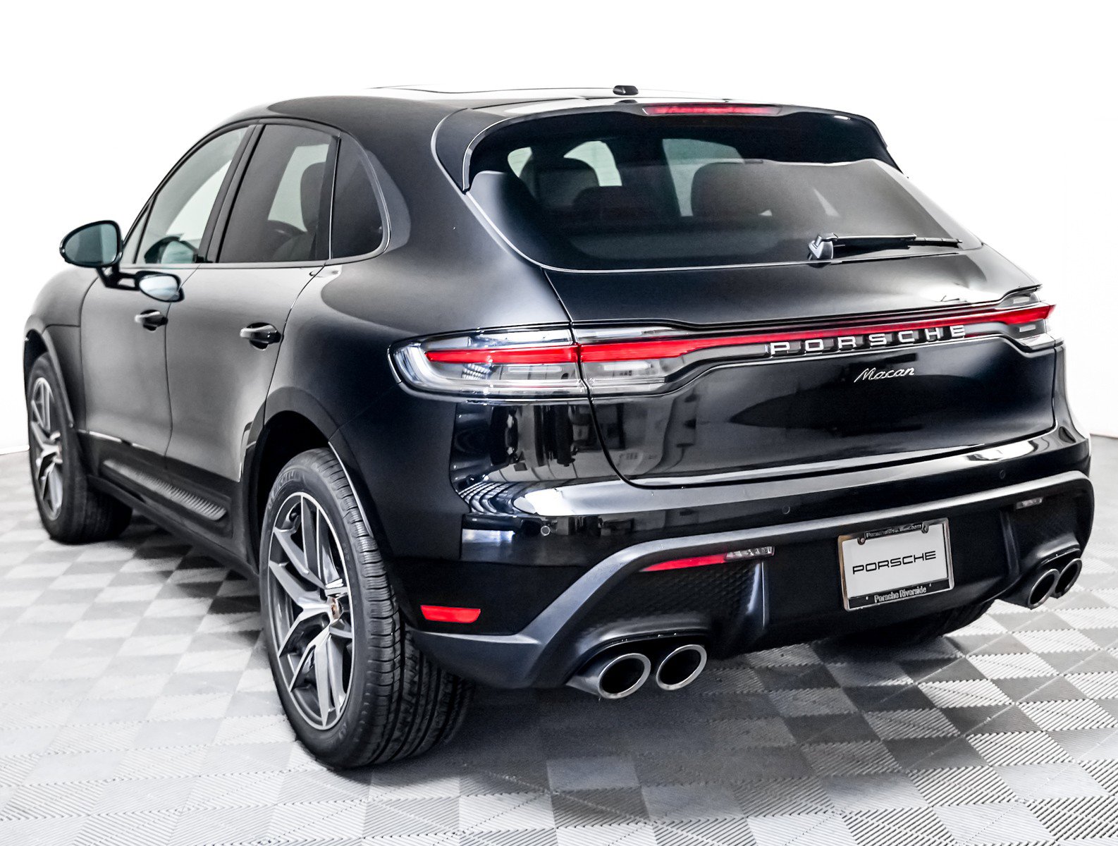Certified 2025 Porsche Macan image 3
