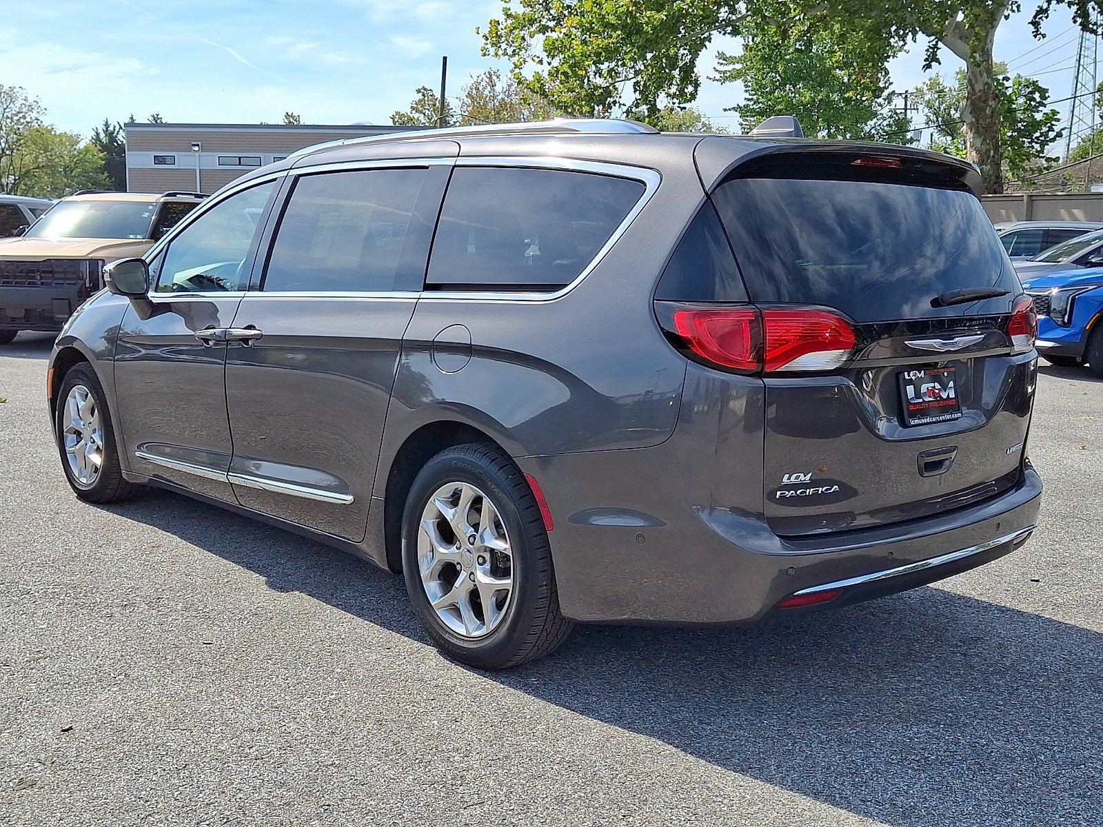 Used 2019 Chrysler Pacifica Limited w/ Advanced Safetytec Group FWD image 7