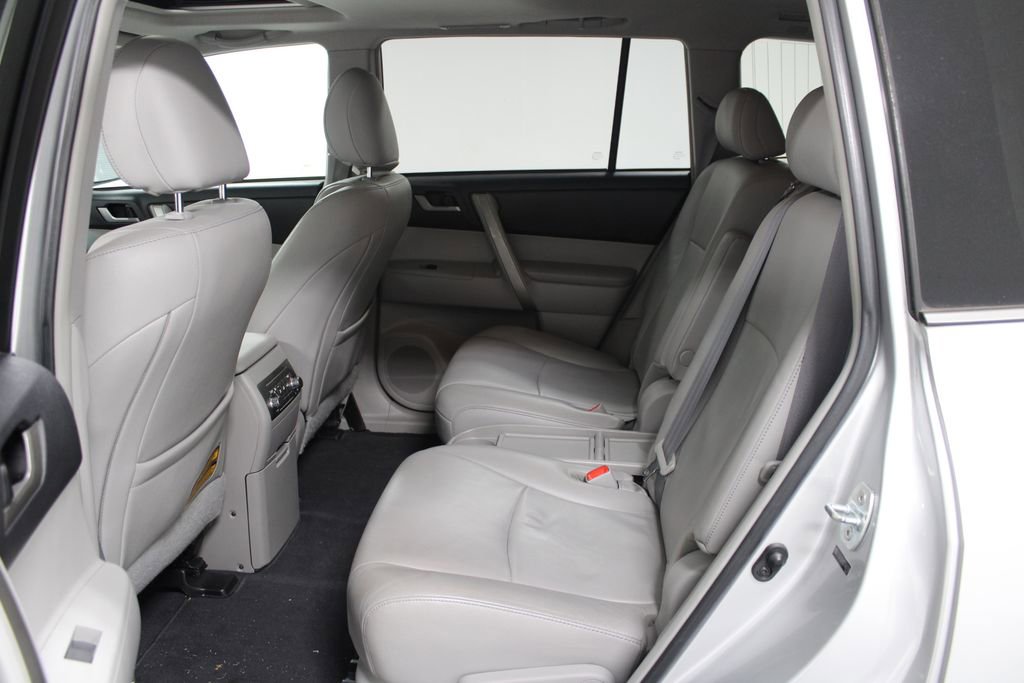 Used 2012 Toyota Highlander SE image 19