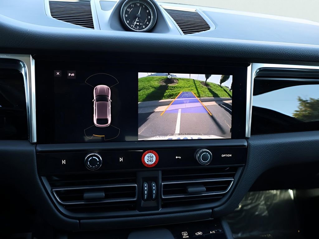 Used 2025 Porsche Macan image 24