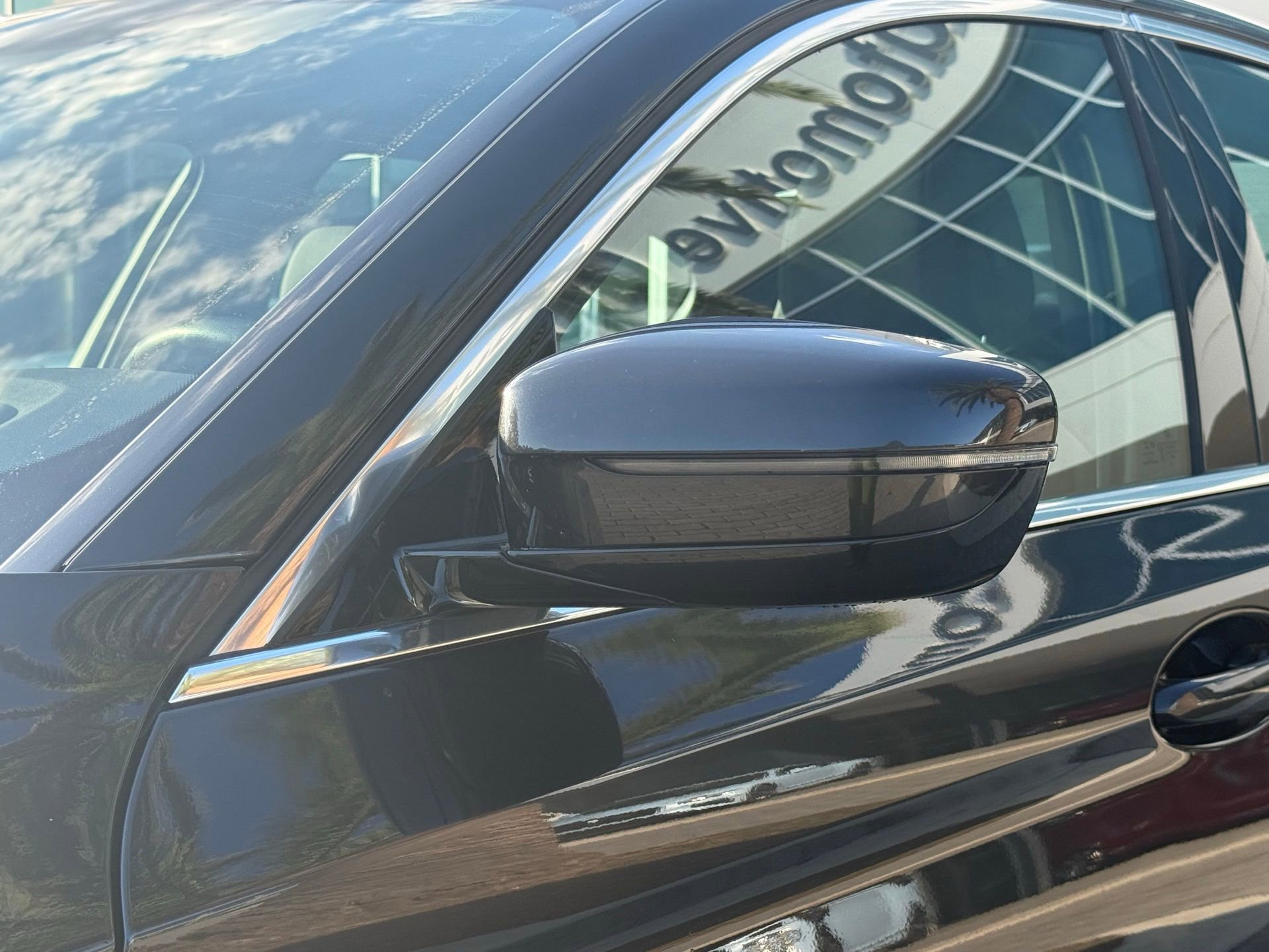 Used 2023 BMW 530e xDrive w/ Premium Package image 18