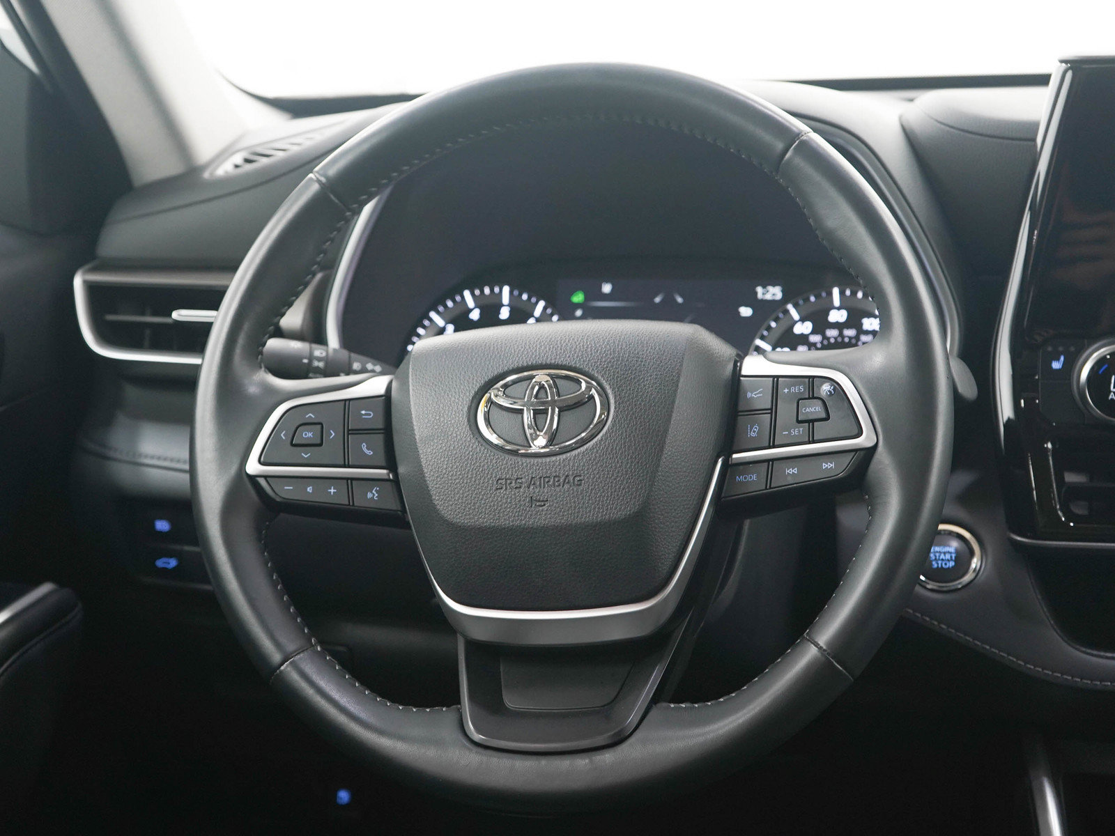 Used 2022 Toyota Highlander XLE AWD/4WD image 18