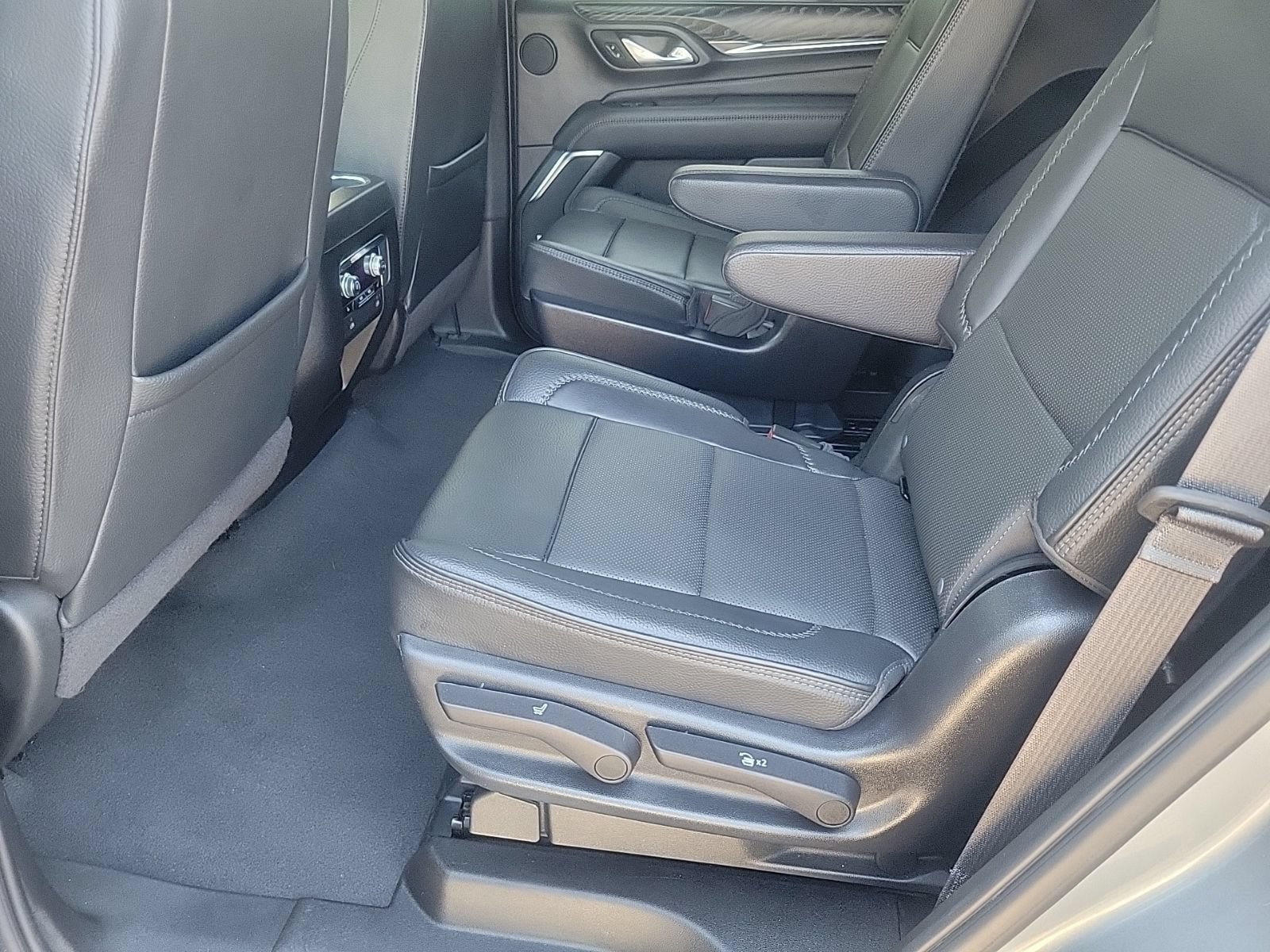 Used 2023 GMC Yukon Denali AWD/4WD image 16