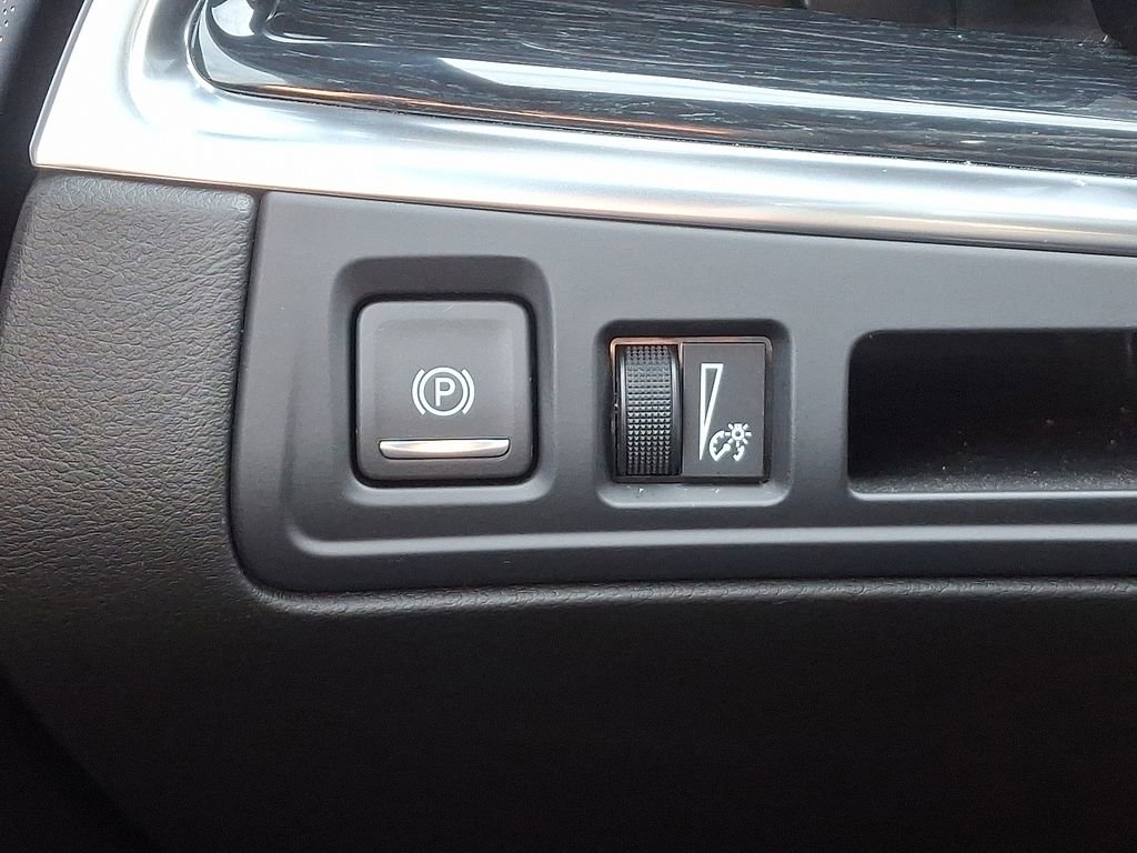 Certified 2025 Cadillac XT5 Premium Luxury w/ LPO, Floor Liner Package image 24