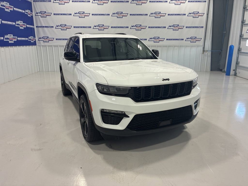 Used 2023 Jeep Grand Cherokee Limited w/ Black Appearance Package AWD/4WD image 11