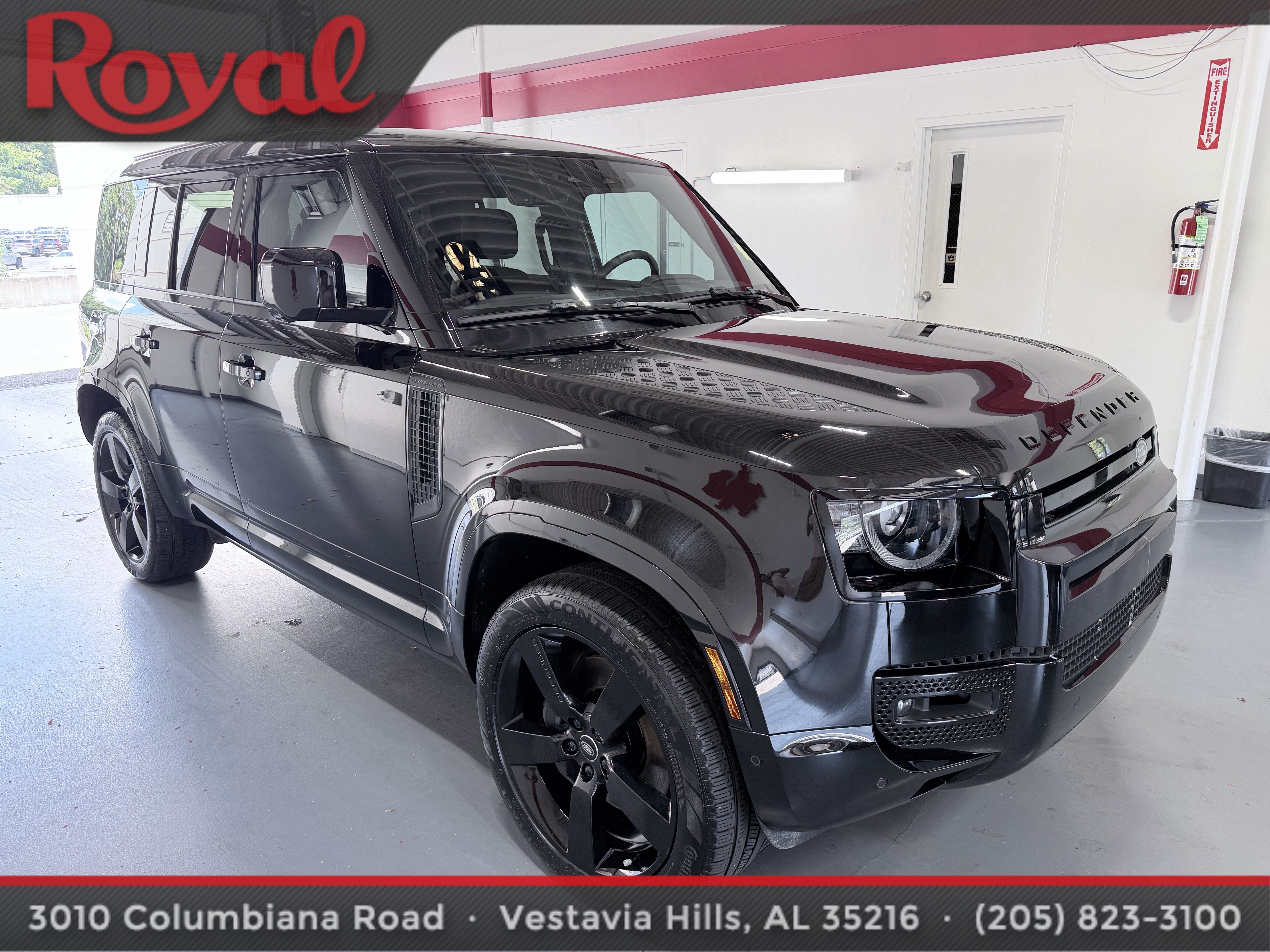 Used 2025 Land Rover Defender 110 X-Dynamic SE AWD/4WD image 3