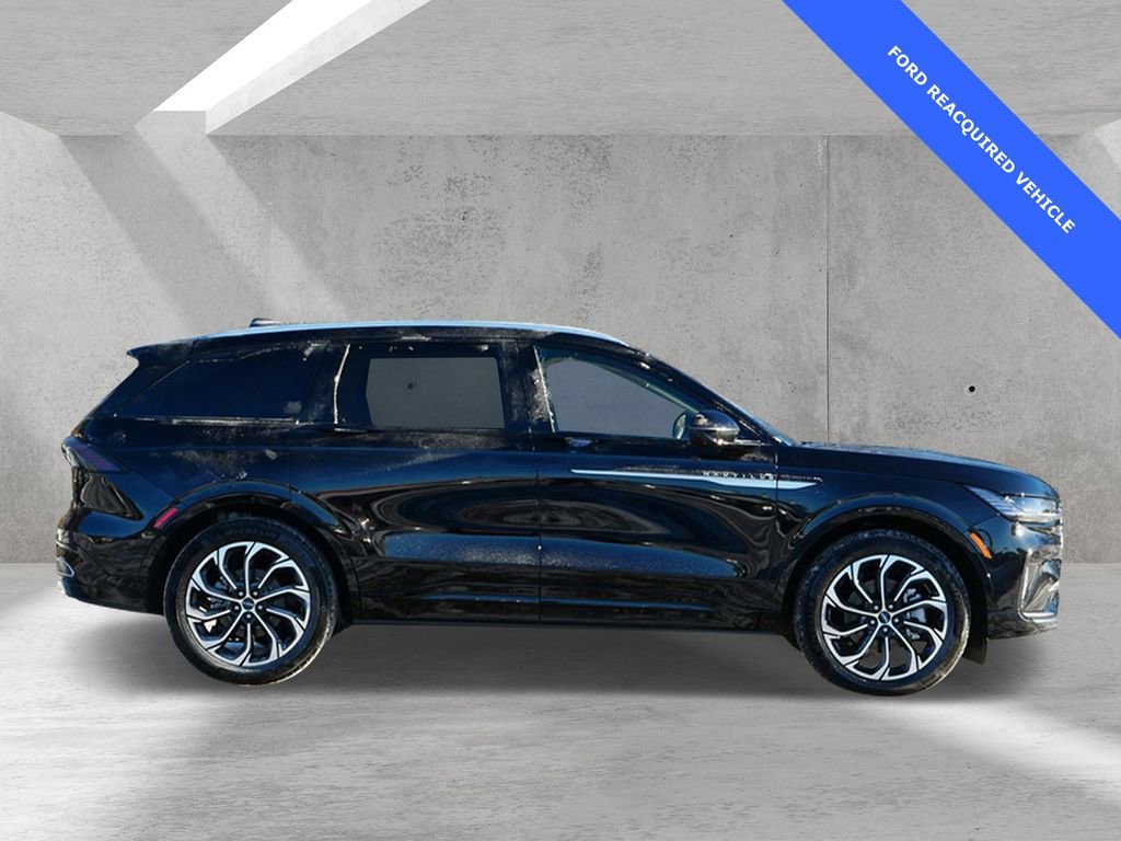 Used 2025 Lincoln Nautilus Reserve image 2